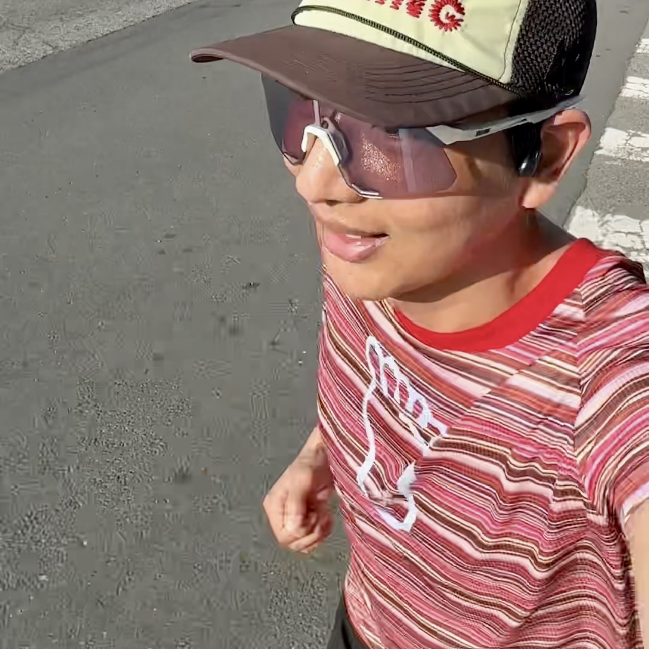 Alex Zono Marathon Vest Sunset, Alex Zono I Dig Running Trucker Hat OG Brown 착용 스타일 - 7
