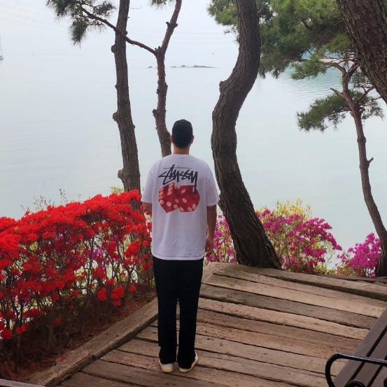 Jordan 1 x Travis Scott Retro Low OG SP Sail and Ridgerock, Stussy Diced Out T-Shirt White 착용 스타일