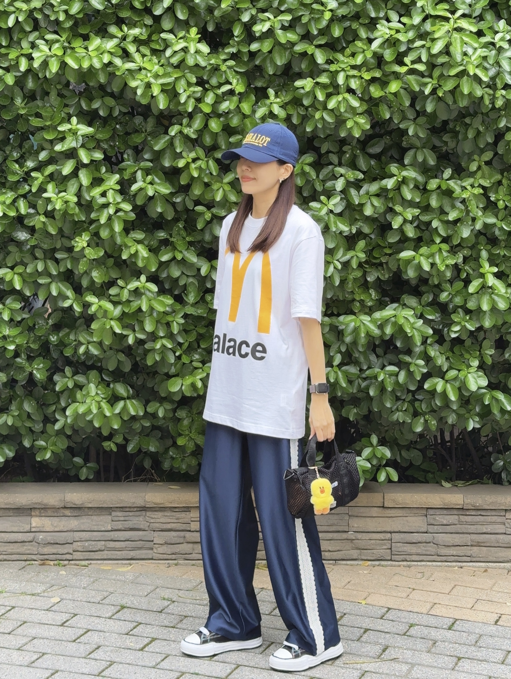 Palace x McDonald's Logo T-Shirt White - 23FW, Supreme Mesh Mini Duffle Bag Black - 25SS 착용 스타일 - 1