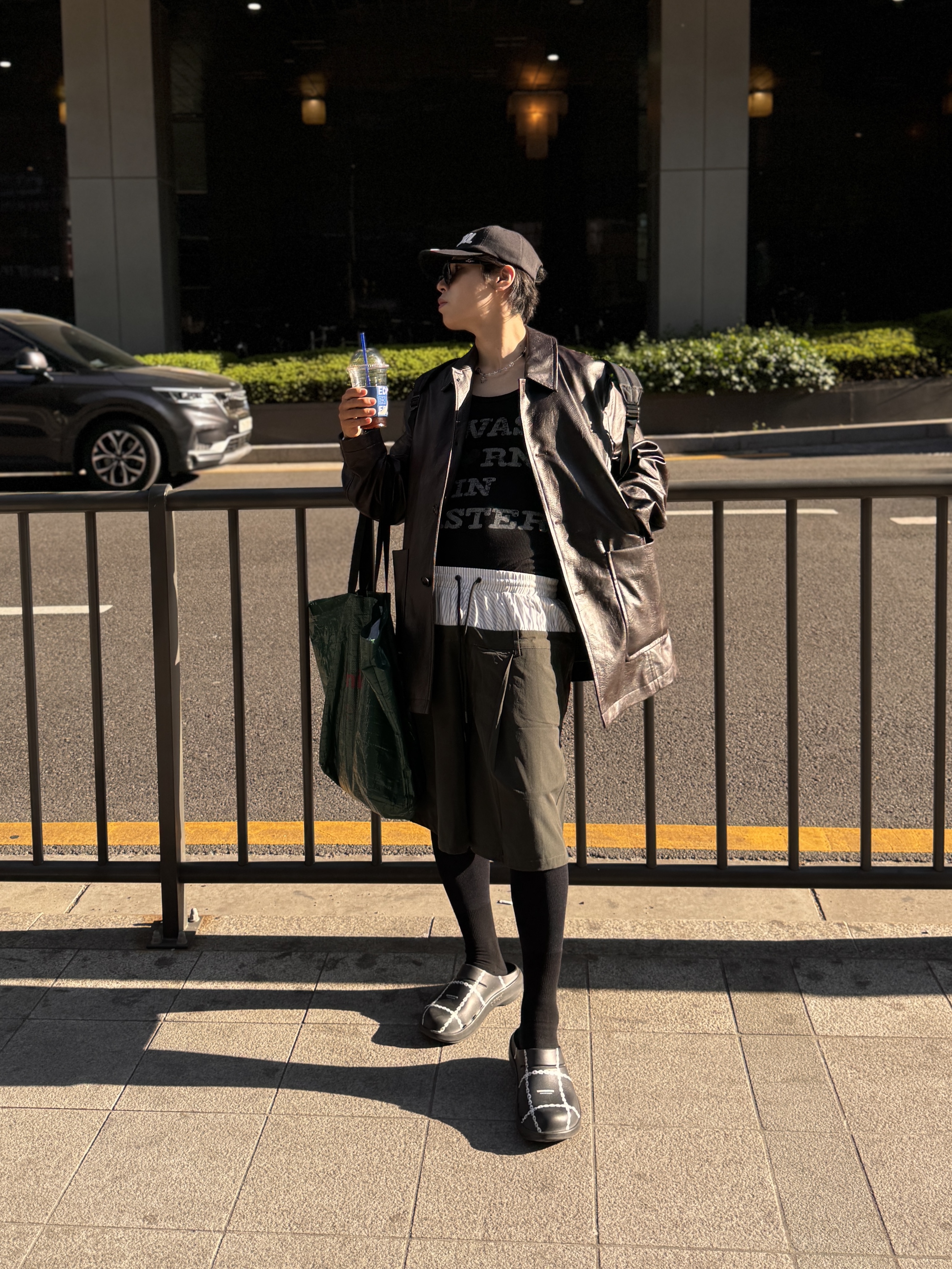 Oofos x Undercover Clog Black, CDG Backpack Black 착용 스타일 - 10