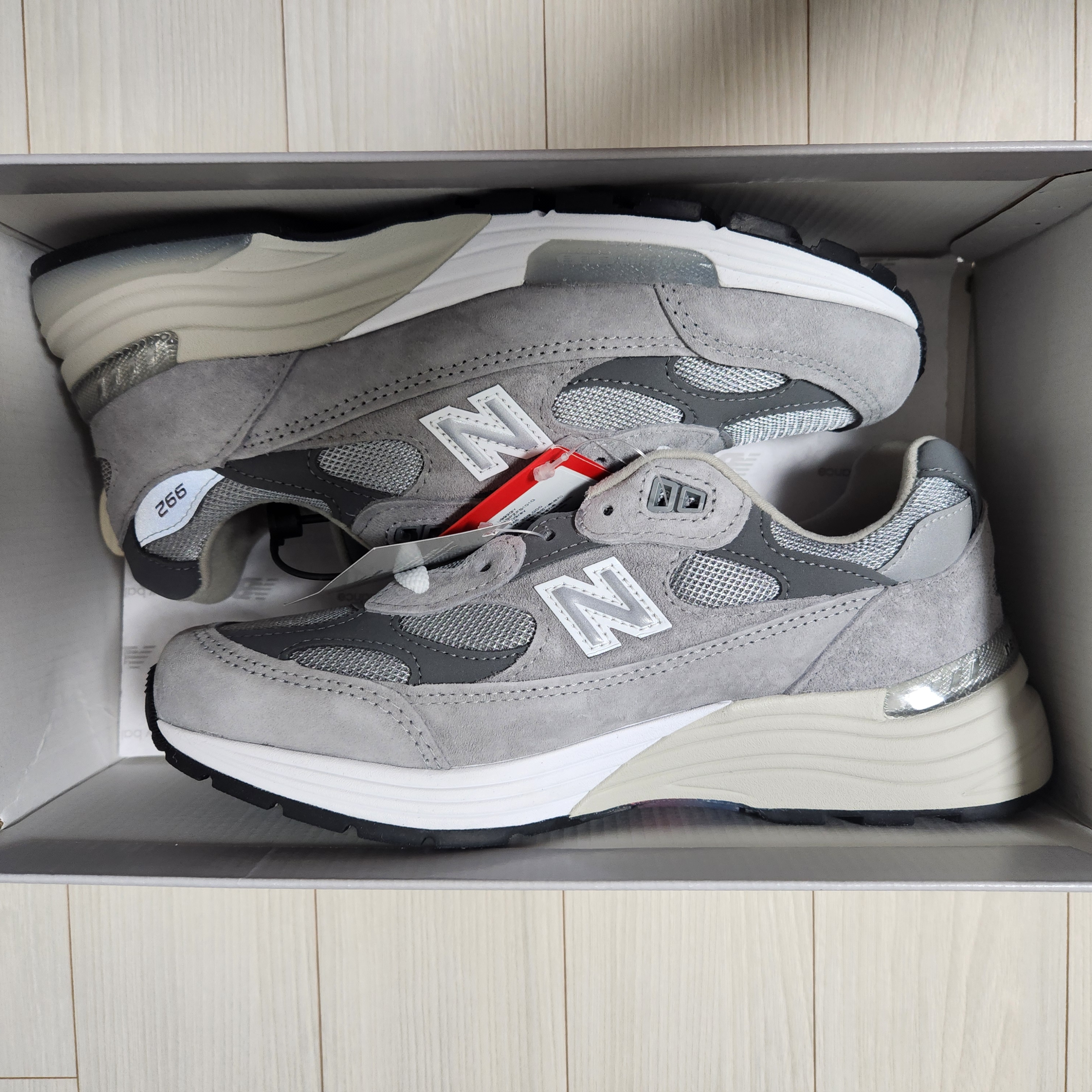 New Balance 992 Made in USA Core Grey Silver Metallic 착용 스타일 - 3