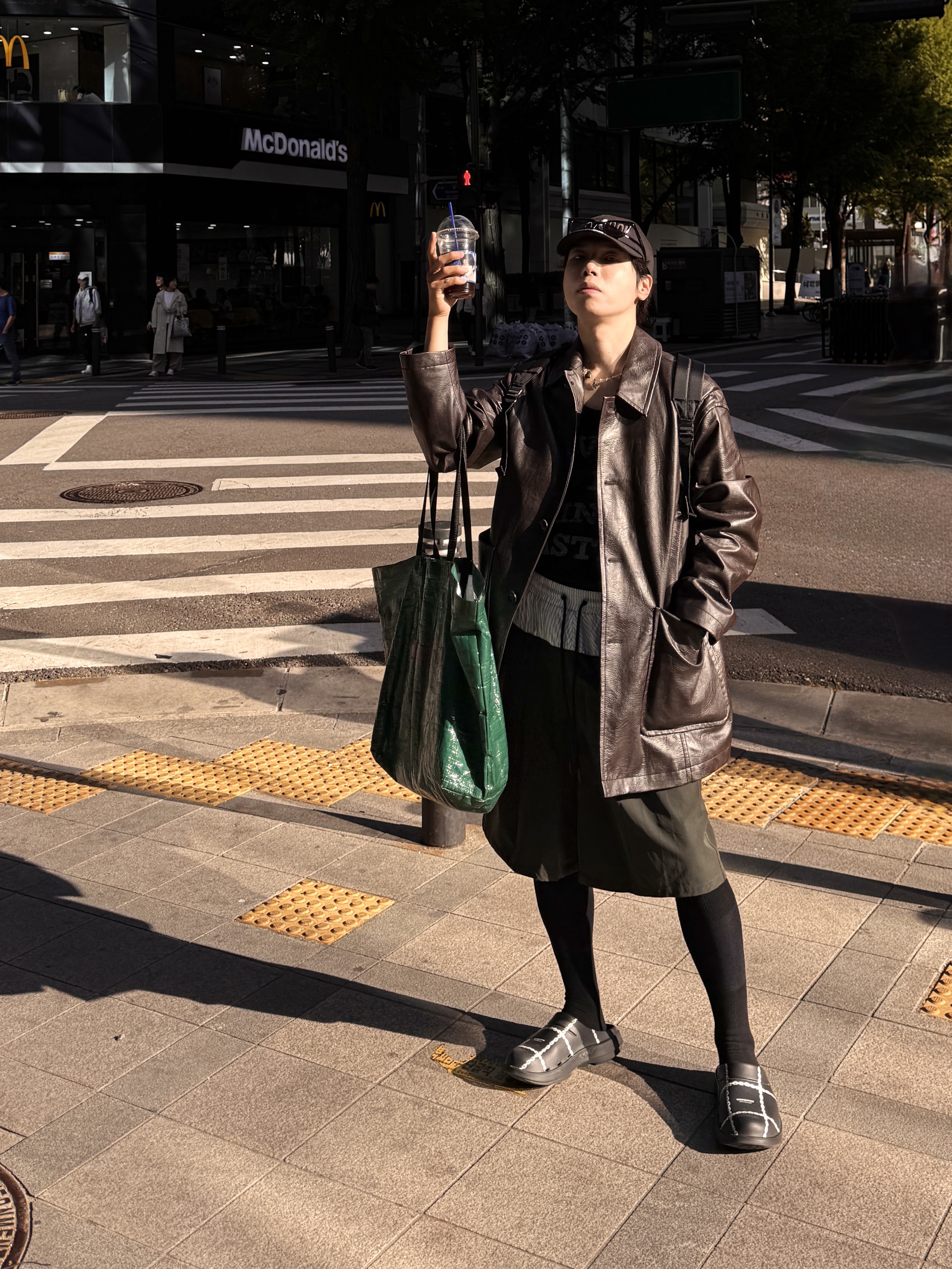 Oofos x Undercover Clog Black, CDG Backpack Black 착용 스타일 - 1
