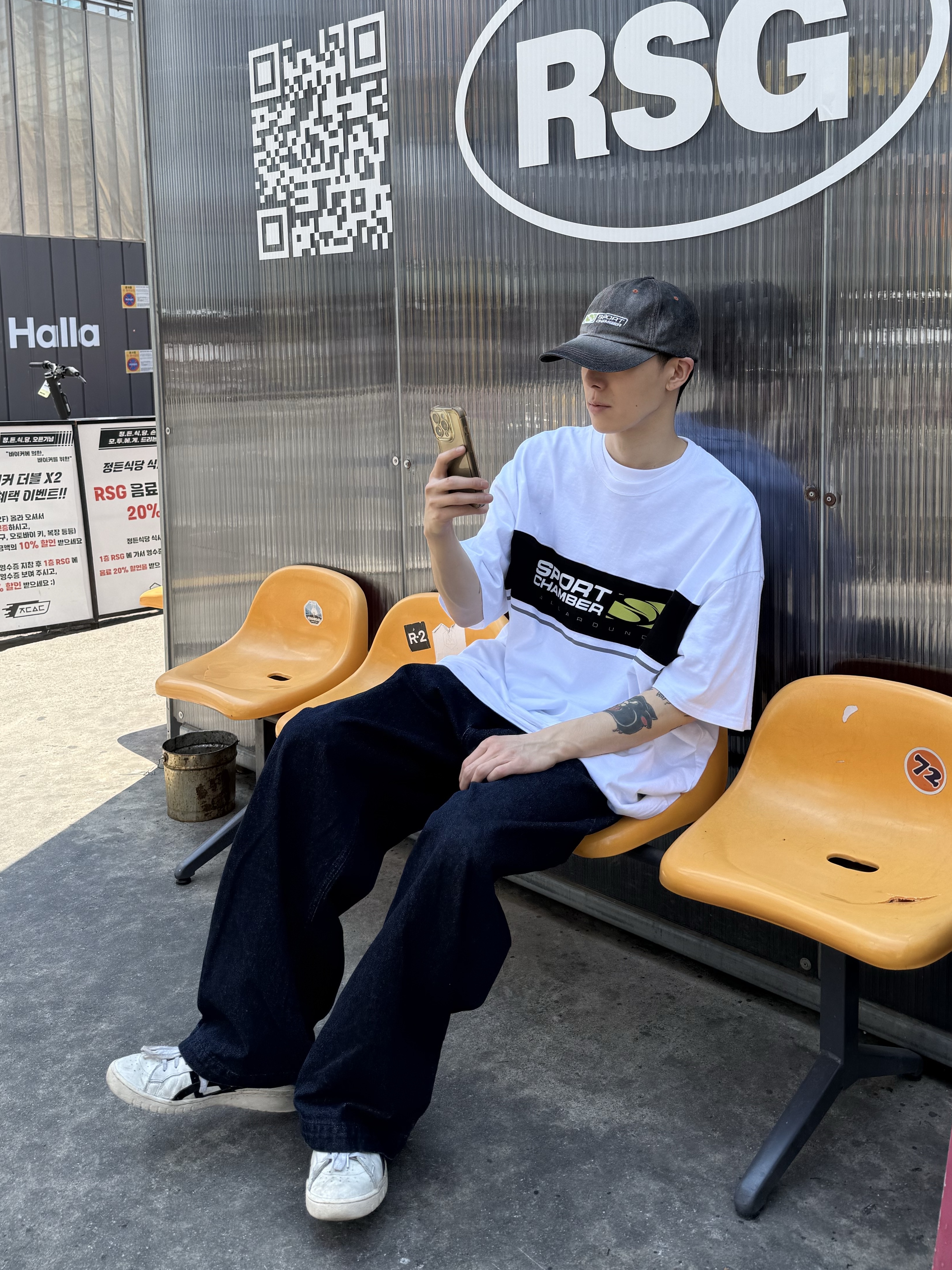 SPORT CHAMBER SC Block Flash T-Shirt White, SPORT CHAMBER SC Flash Ball Cap Black 착용 스타일 - 1