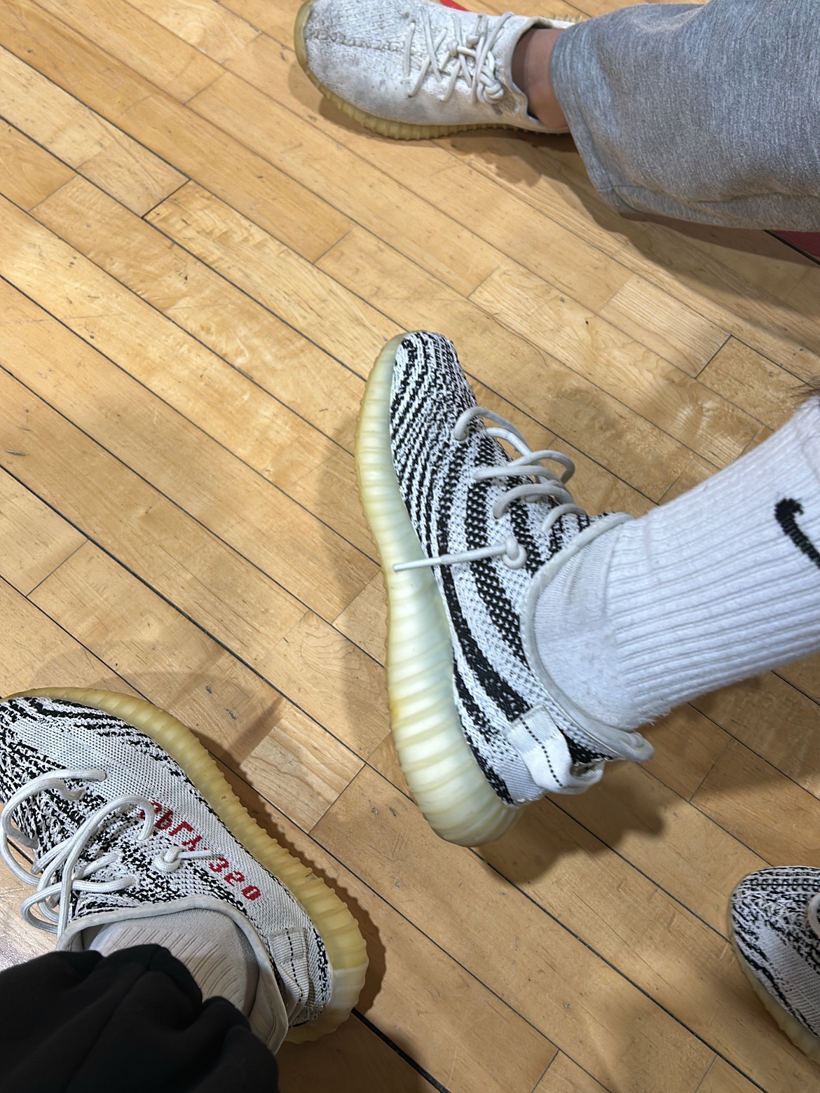 Adidas Yeezy Boost 350 V2 Zebra 2017/2019/2020, Adidas Yeezy Boost 350 V2 Cream/Triple White 착용 스타일
