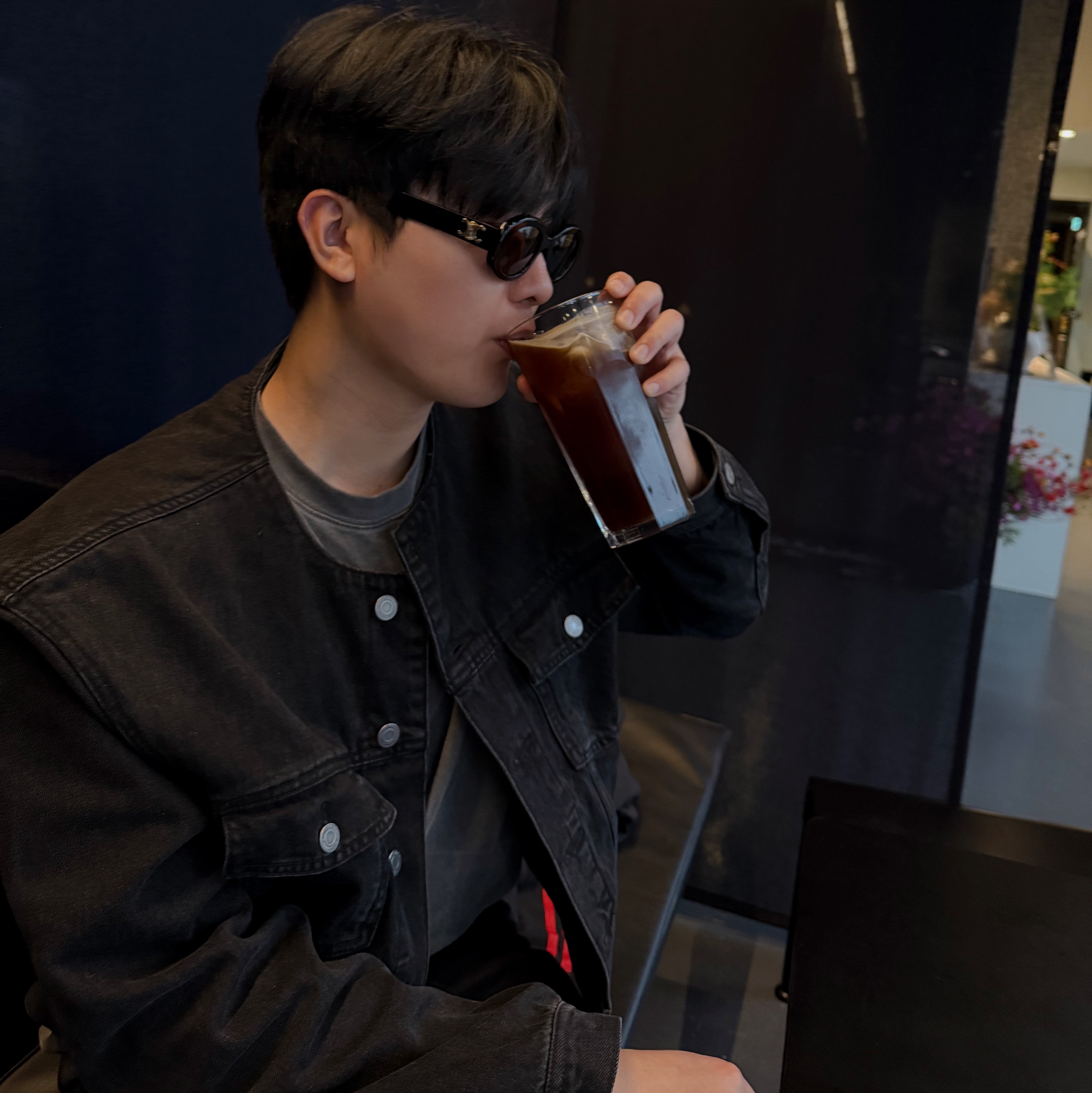 (W) Celine Triomphe 01 Sunglasses in Acetate Black, Thug Club Back T-Shirt Slim Gray 착용 스타일 - 1