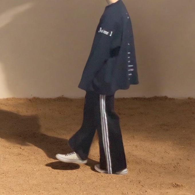 Yeezy Vultures Long T-Shirt Black, (W) Adidas Primeblue Relaxed Wide Leg Pants Black - KR Sizing 착용 스타일 - 2