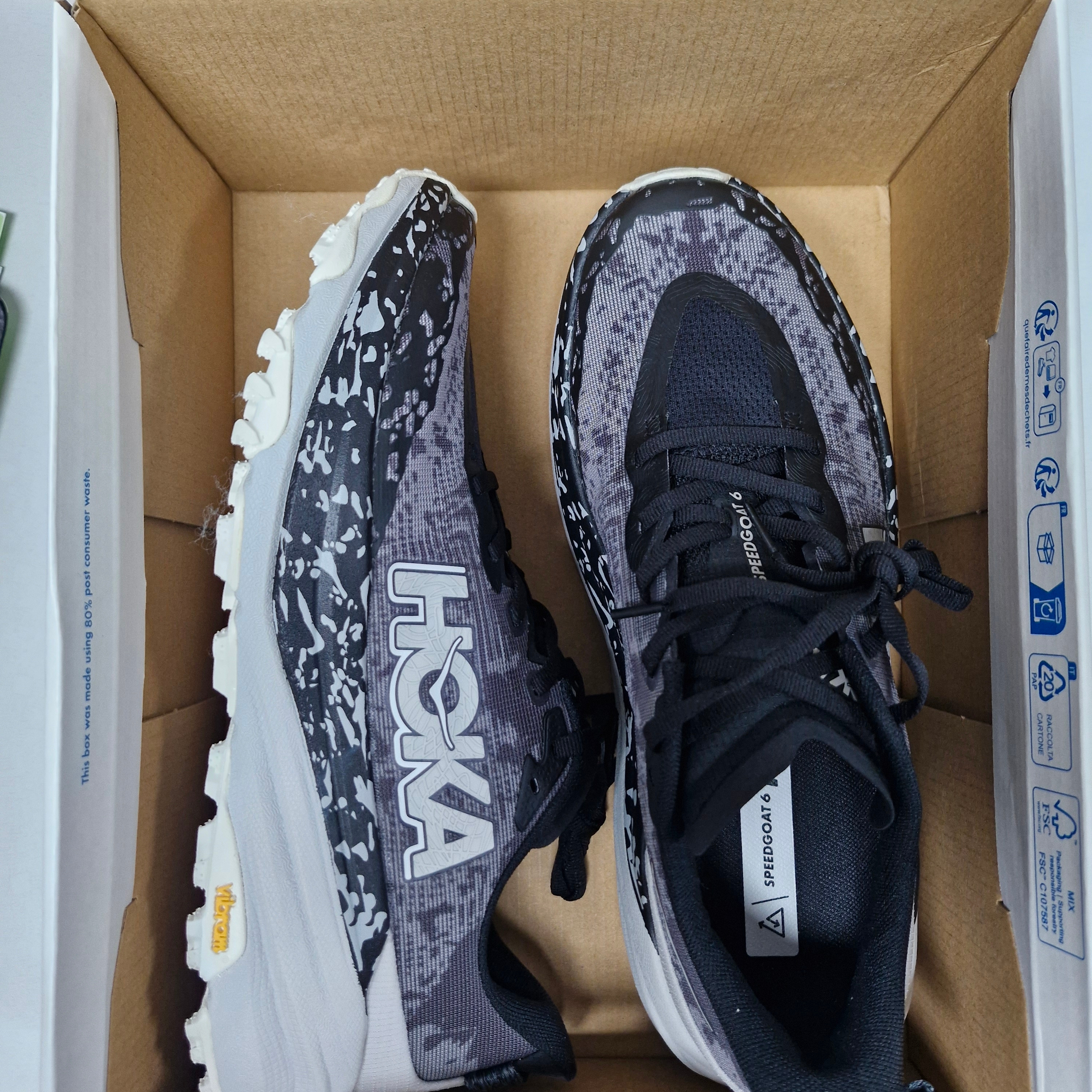 Hoka Speedgoat 6 Black Stardust 착용 스타일