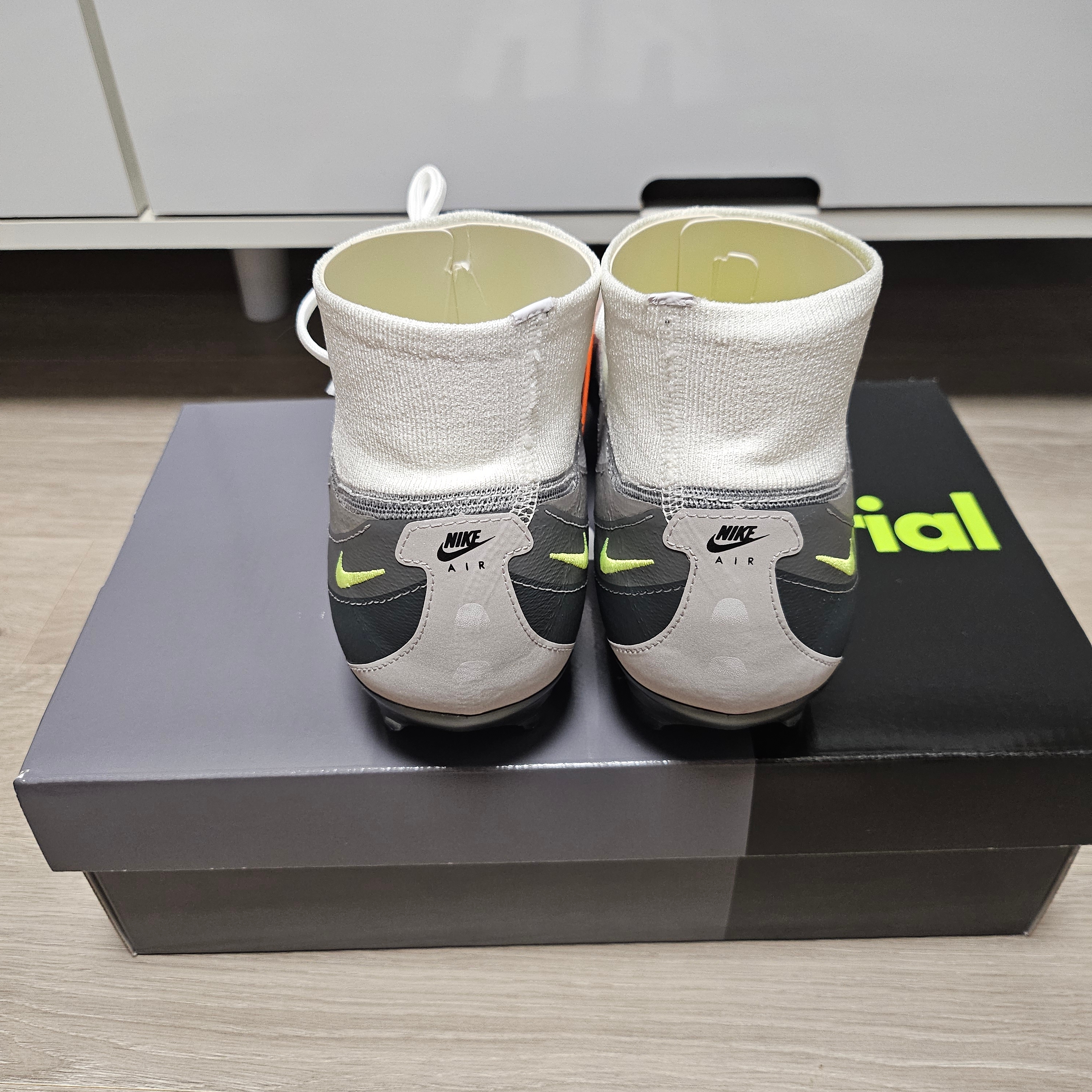 Nike Zoom Mercurial Superfly 10 Elite AM 95 SE FG Black Neon Yellow 착용 스타일 - 5