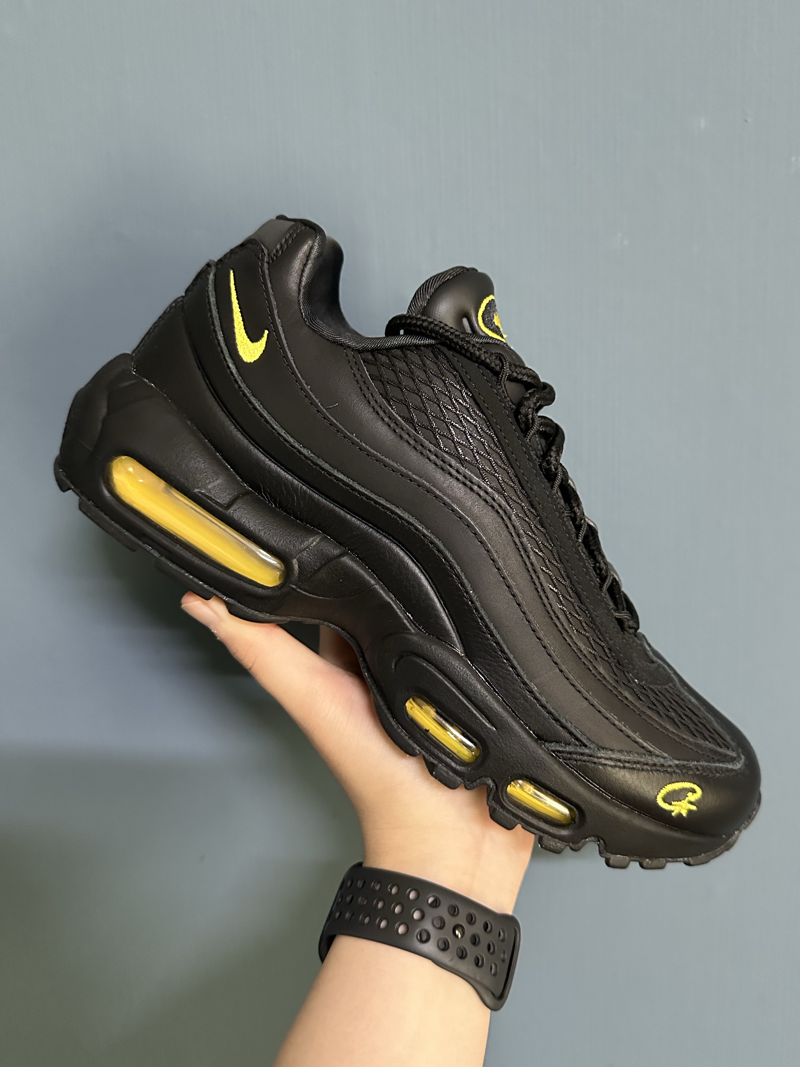 Nike x Corteiz Air Max 95 Black and Tour Yellow 착용 스타일 - 1