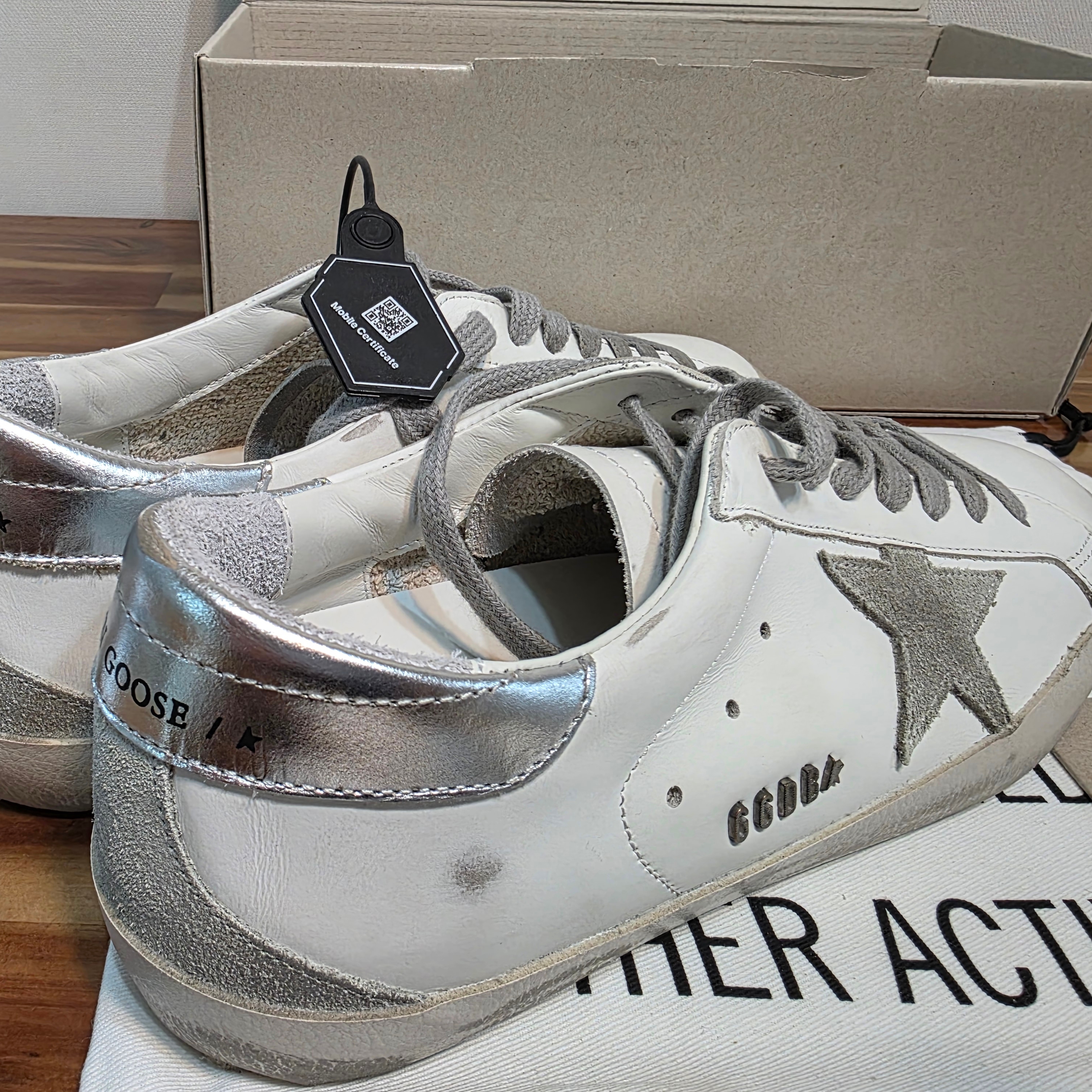 Golden Goose Superstar White Silver Heel Tab Sneakers 착용 스타일 - 2