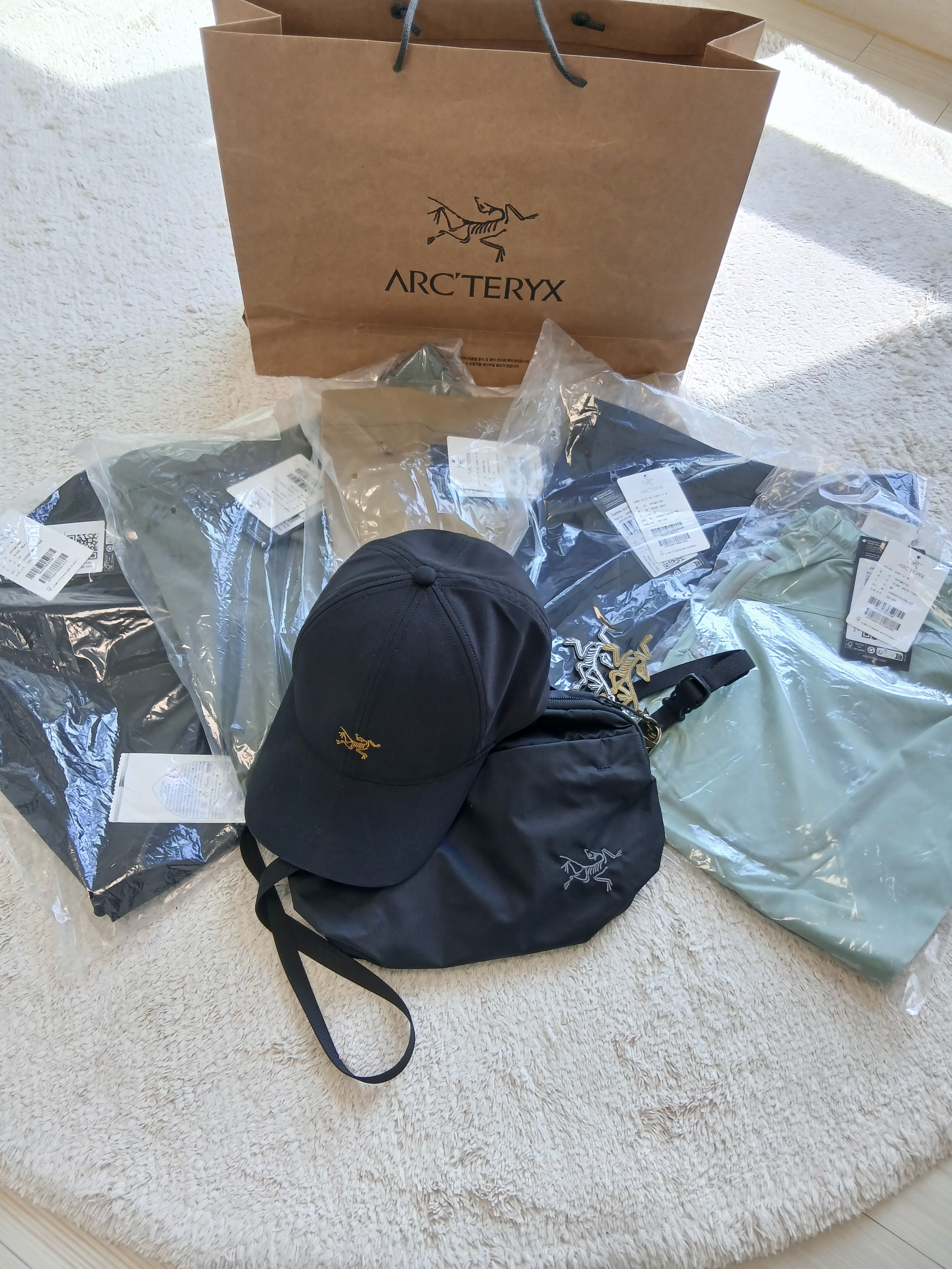 Arc'teryx Small Bird Cap Black, Arc'teryx Heliad 6 Crossbody Bag Black 착용 스타일 - 2