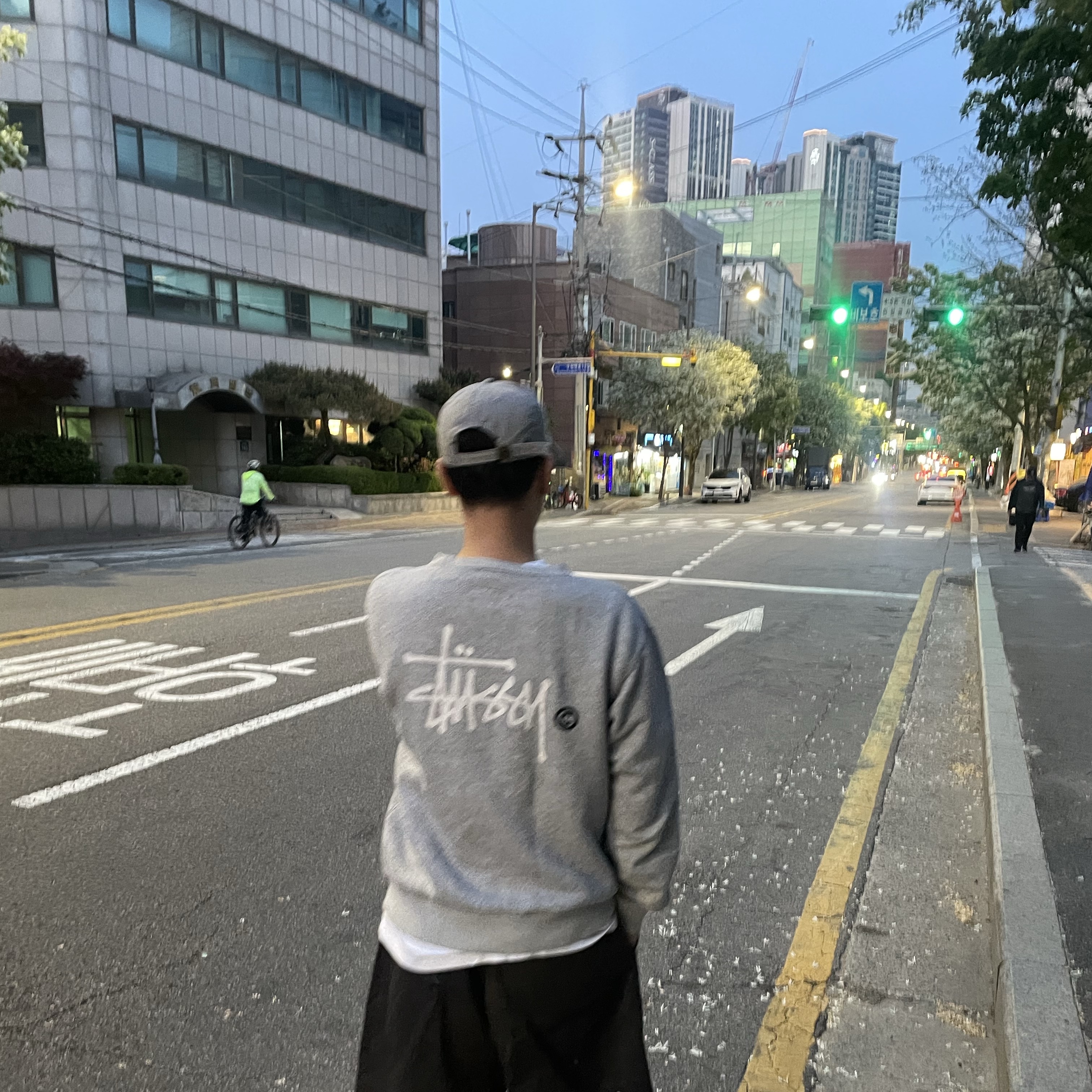 Nike x Supreme Air Force 1 Low White, Neighborhood Dad Cap Gray 착용 스타일 - 1