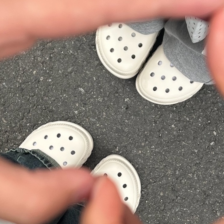 Crocs Duet Max II Clog Stucco 착용 스타일