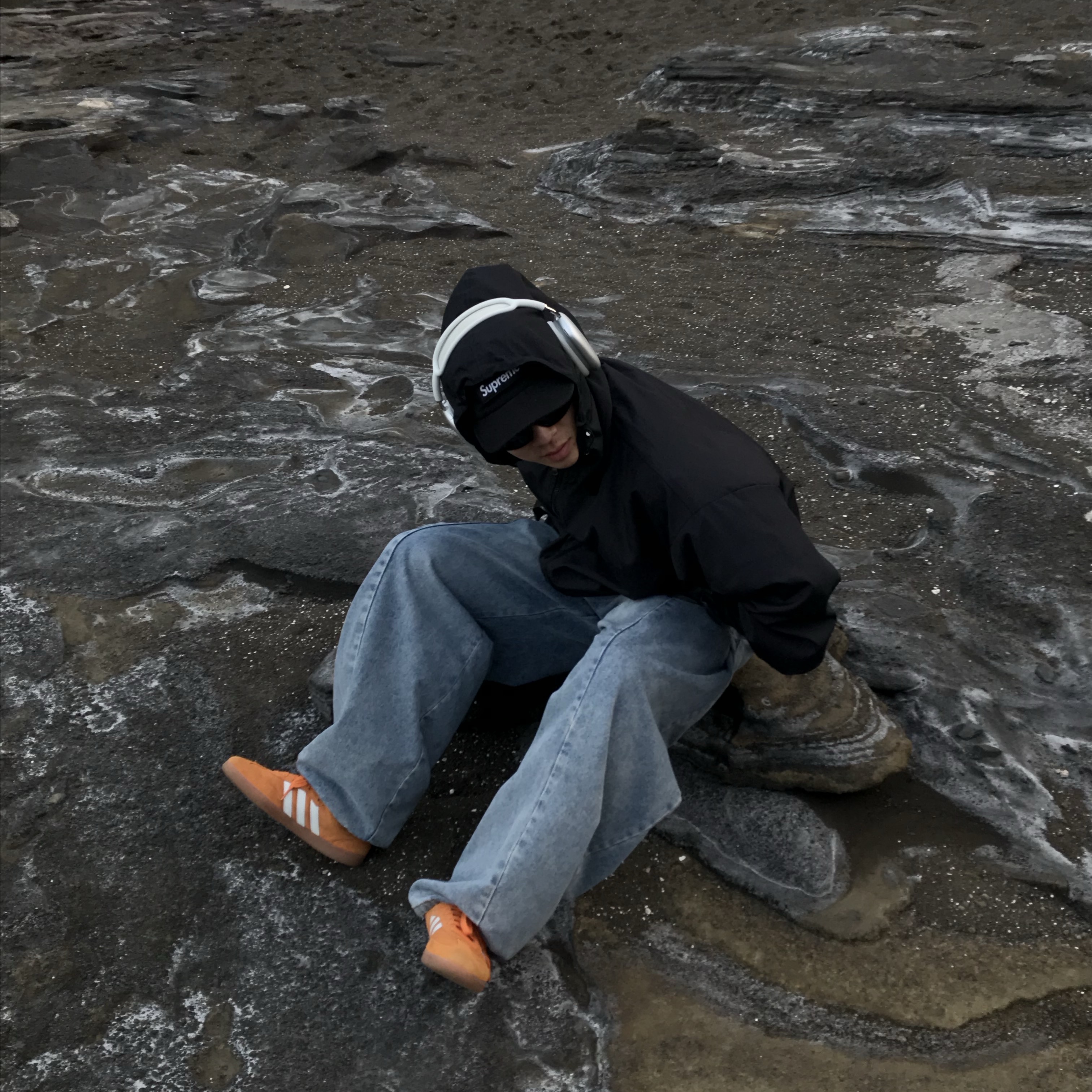 Arc'teryx Heliad 15 Backpack Black, Sansan Gear Logo T-Shirt Off White - 23SS 착용 스타일 - 1