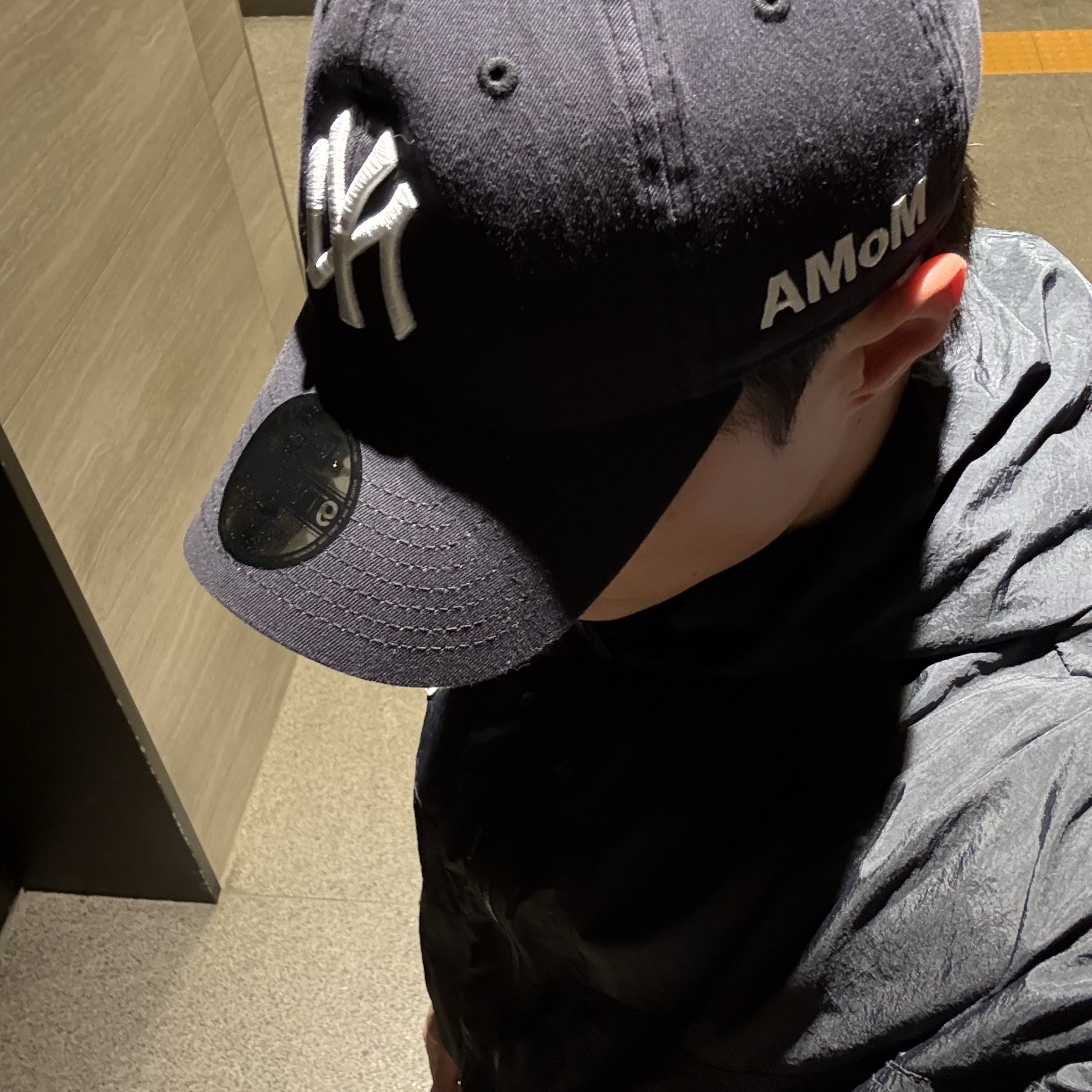 New Era x MoMA New York Yankees Cap Navy, Stussy Beach House Pigment Dyed T-Shirt Grape 착용 스타일 - 2