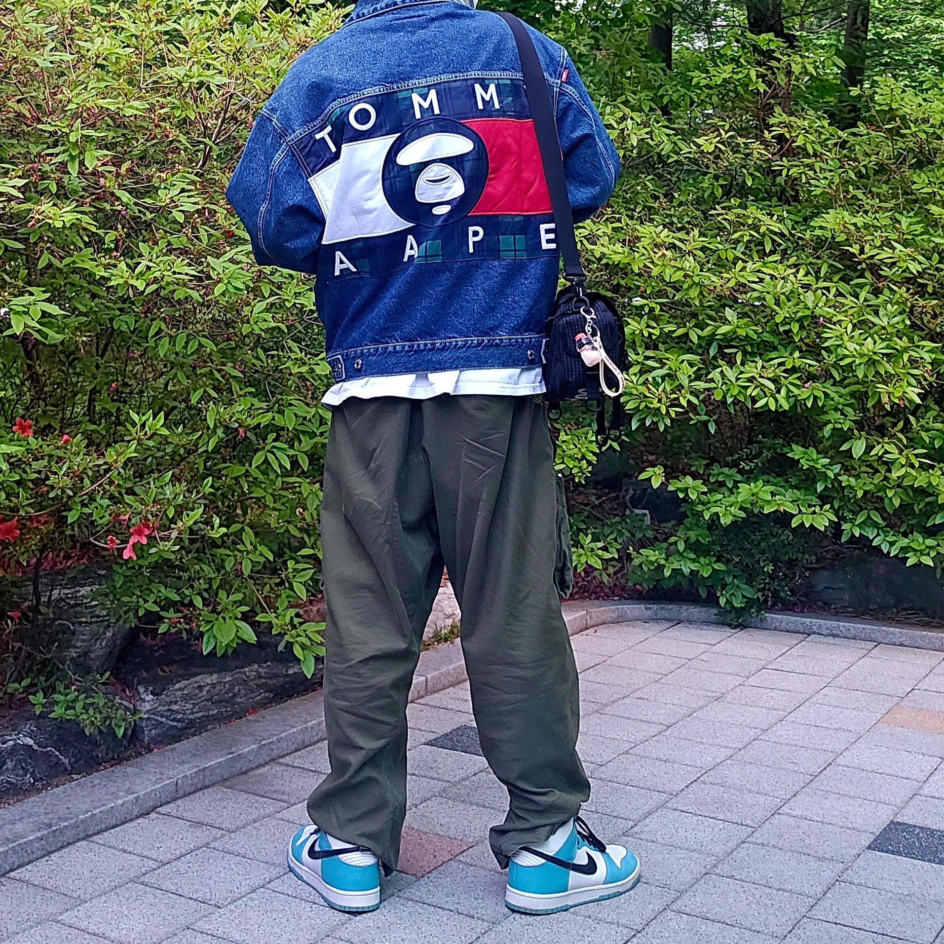 Supreme Mini Duffle Bag Black - 24SS, Nike ACG Cargo Pants Black 착용 스타일 - 3