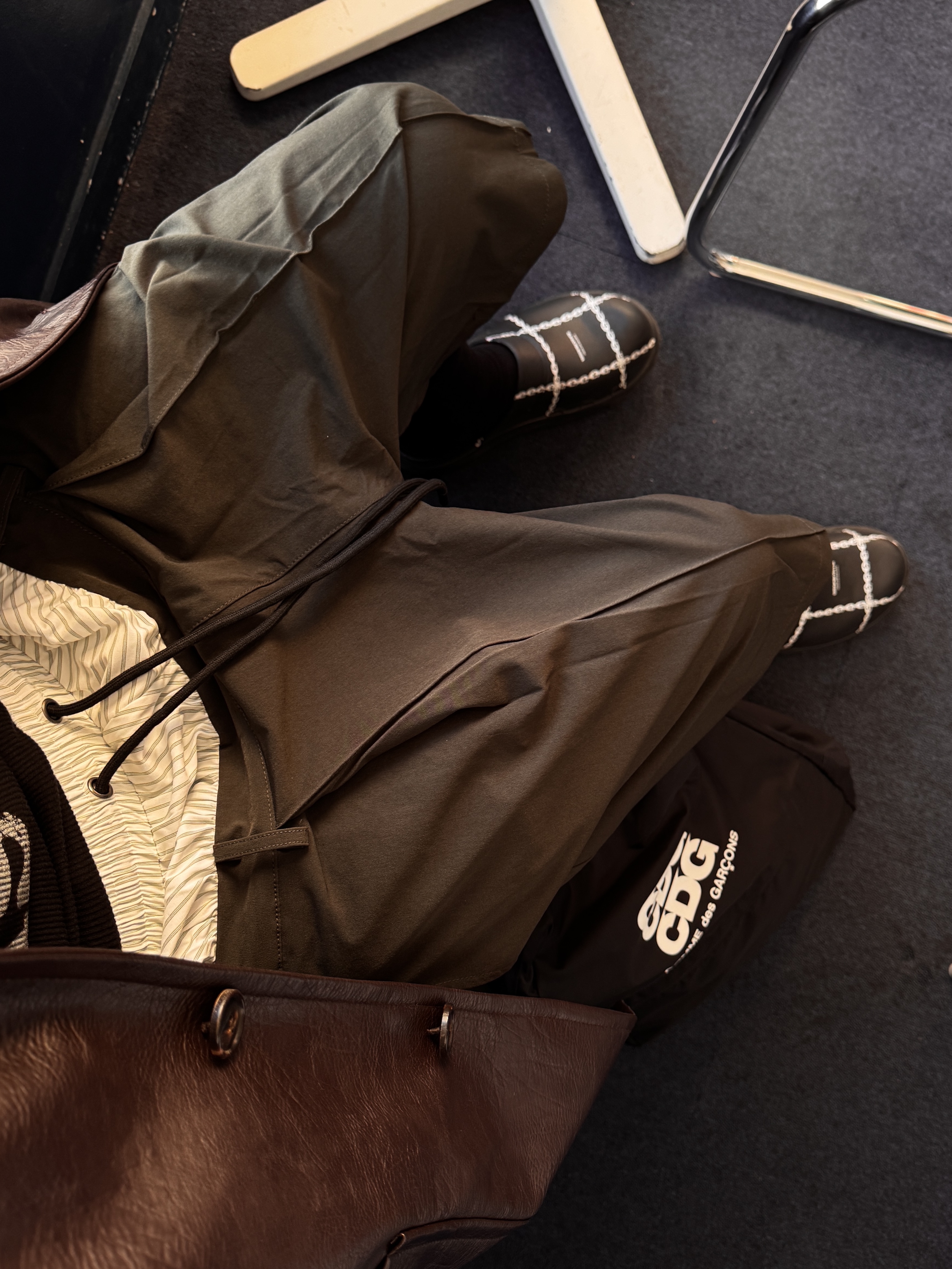 Oofos x Undercover Clog Black, CDG Backpack Black 착용 스타일 - 8