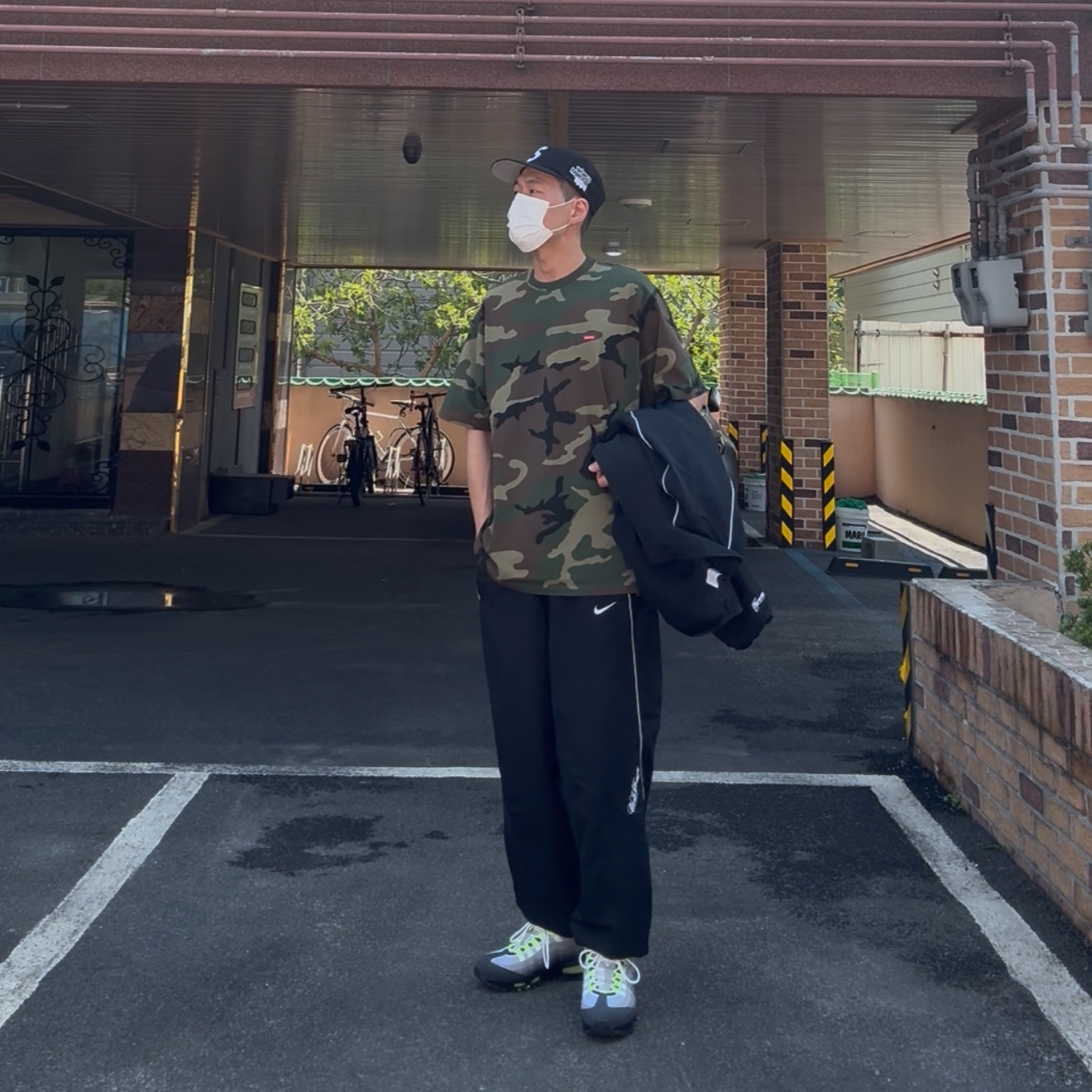 Supreme World Famous S Logo 6-Panel Black, Supreme Small Box T-Shirt Woodland Camo - 25SS 착용 스타일 - 1