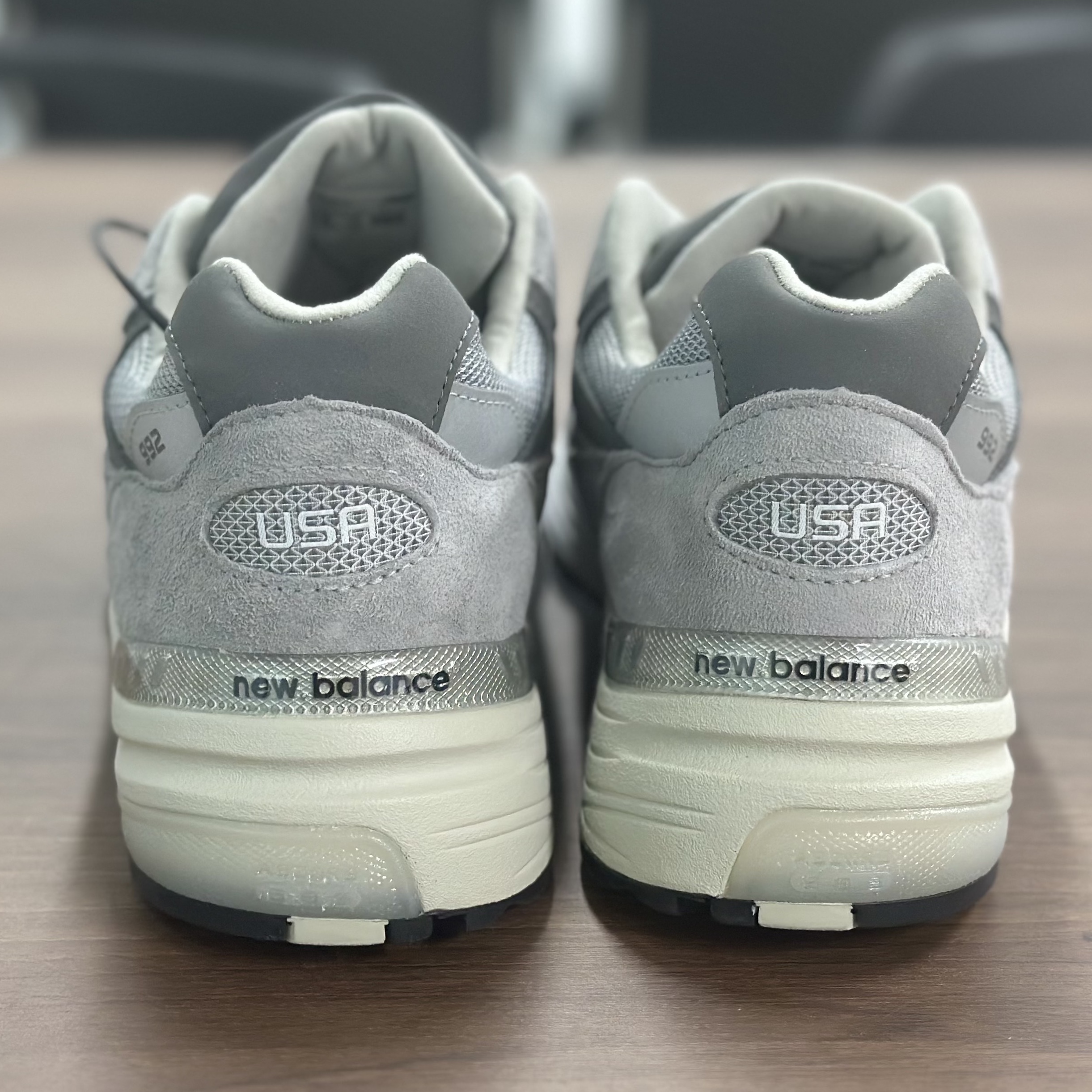 New Balance 992 Made in USA Core Grey Silver Metallic 착용 스타일 - 3