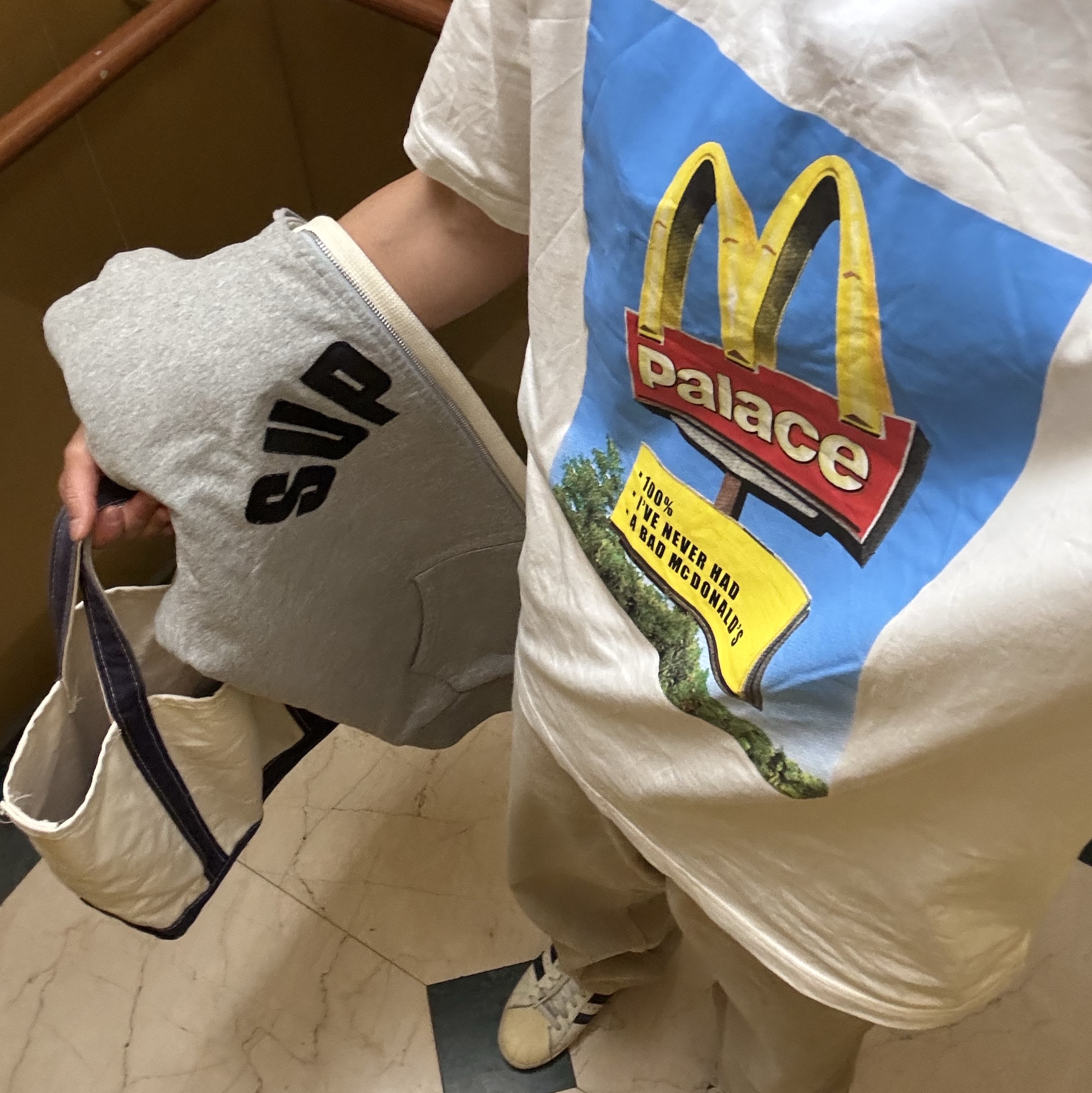 Palace x McDonald's Sign T-Shirt White - 23FW 착용 스타일