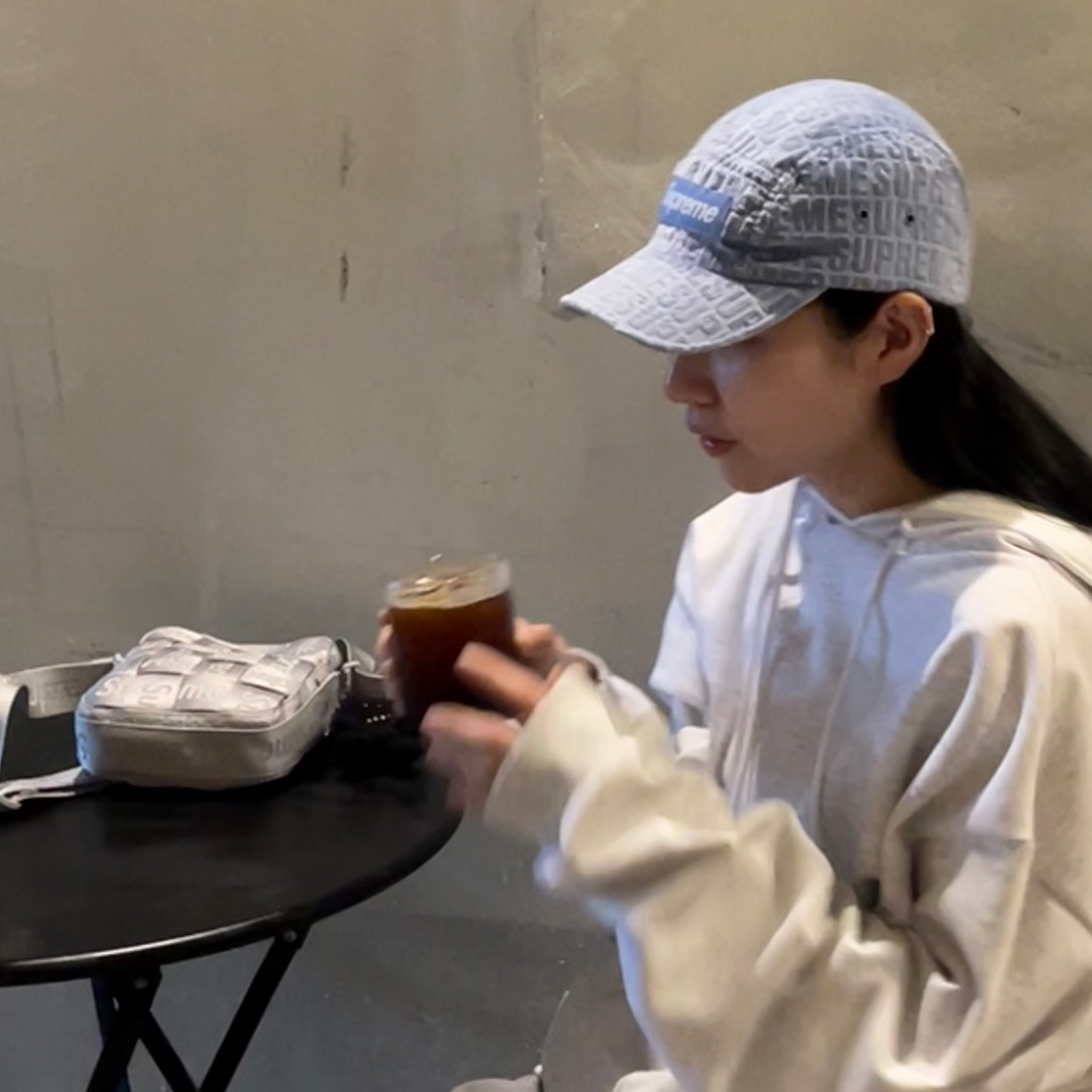 Supreme Velvet Pattern Camp Cap Light Blue - 21FW, Supreme Woven Shoulder Bag Grey - 24SS 착용 스타일 - 1