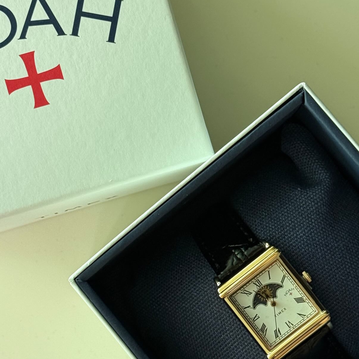 Timex x Noah Sun and Moon Watch Black Gold, AMI de Coeur Cotton Oxford Button Down Shirt Sky Blue 착용 스타일 - 2