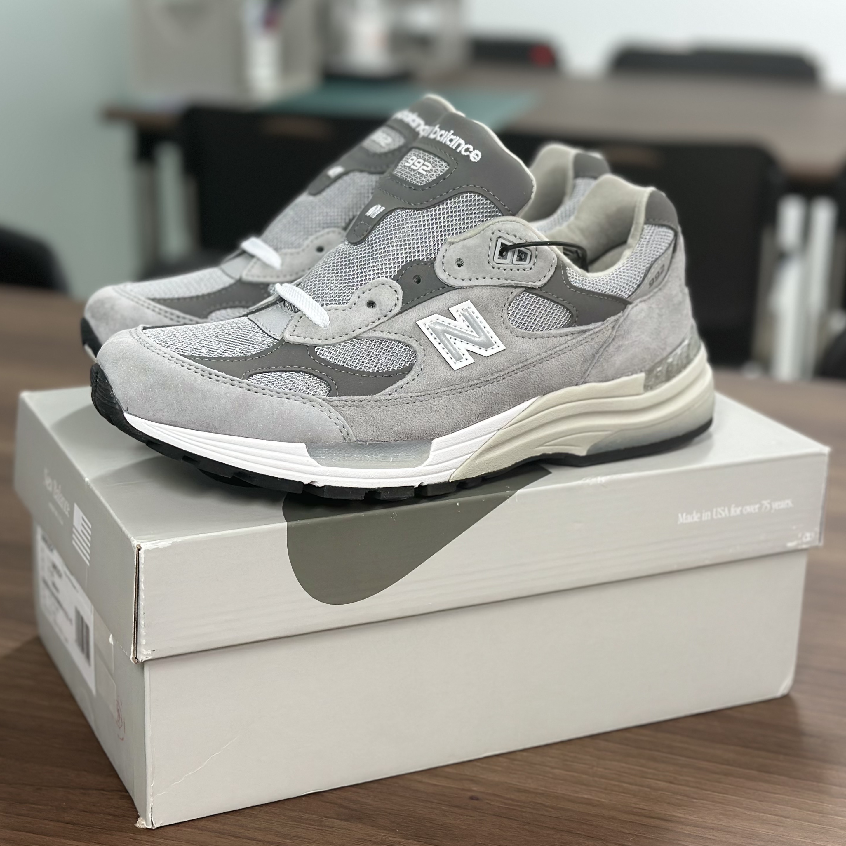 New Balance 992 Made in USA Core Grey Silver Metallic 착용 스타일 - 5