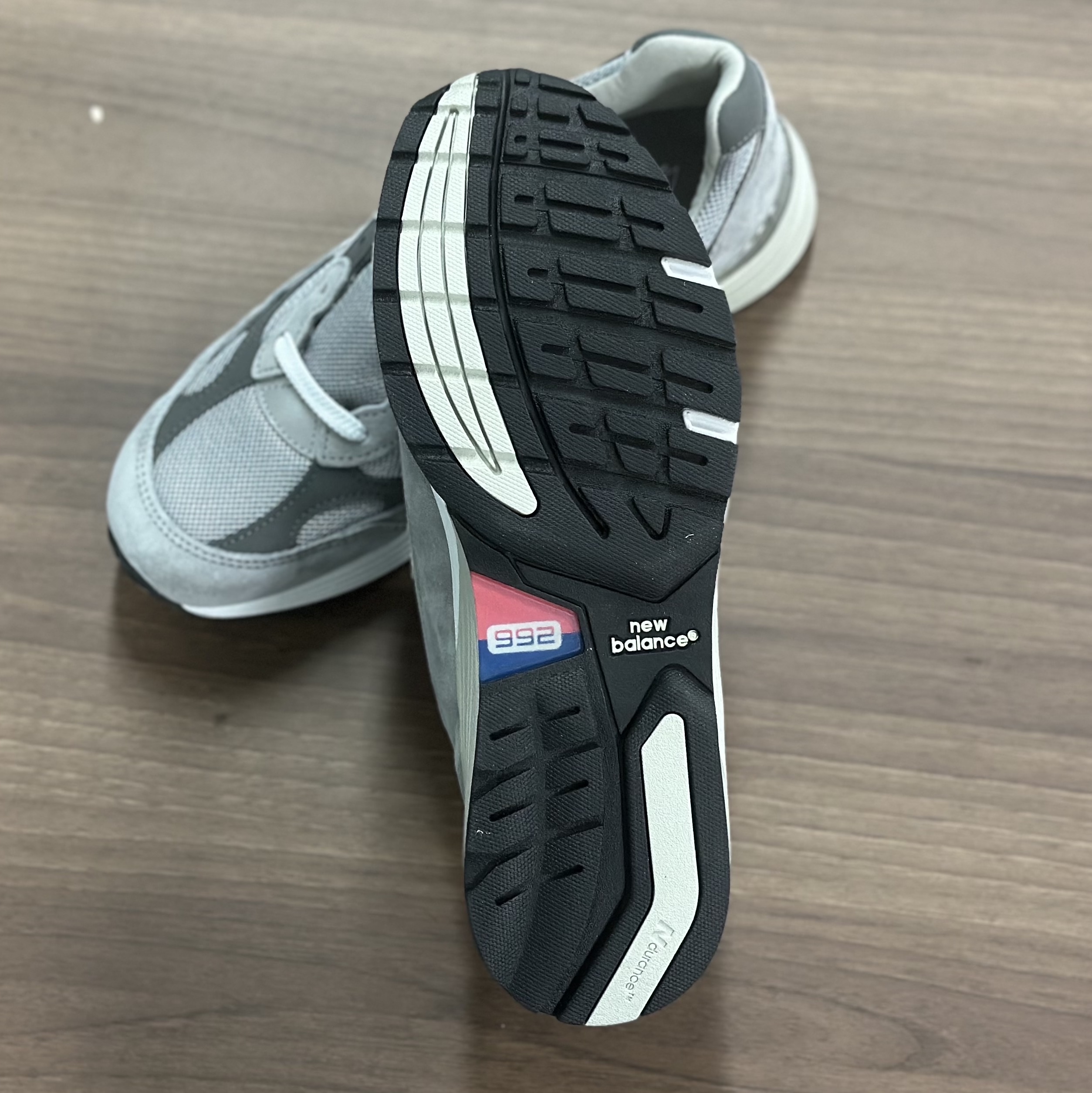 New Balance 992 Made in USA Core Grey Silver Metallic 착용 스타일 - 4