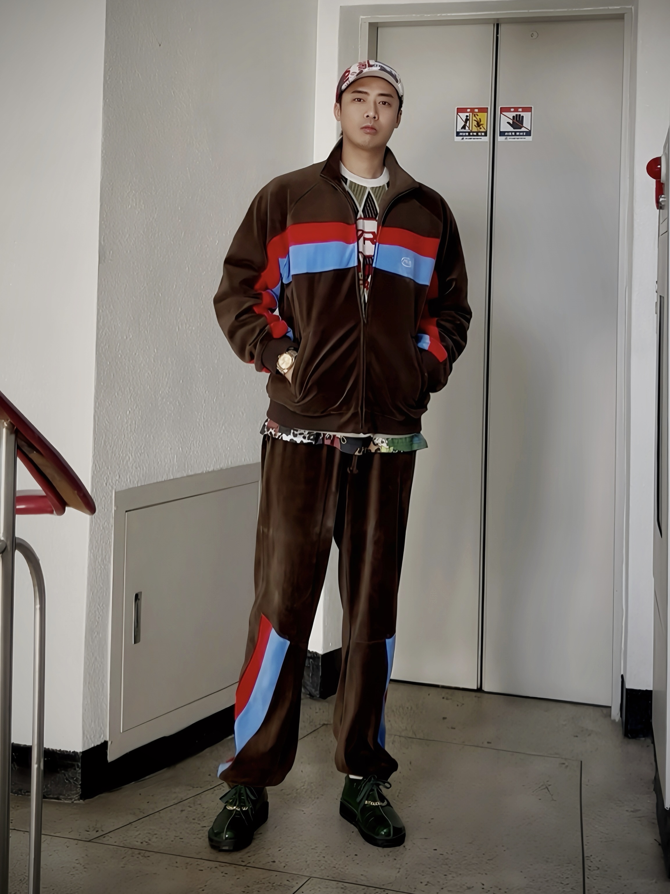 Supreme x Martine Rose Towel 6-Panel White - 24FW, Supreme x Martine Rose S/S Top Multicolor - 24FW 착용 스타일 - 2
