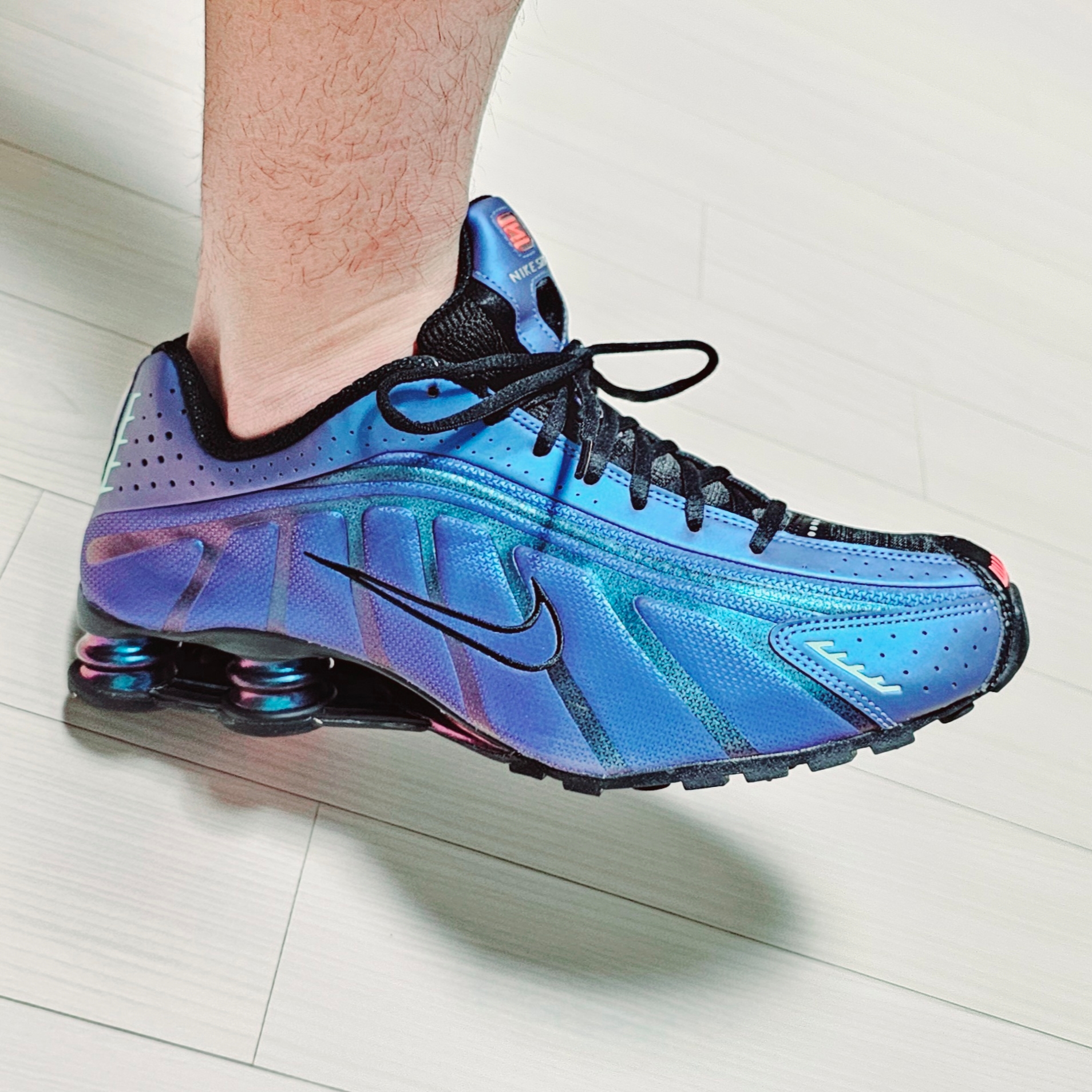 Nike Shox R4 Black and Hot Punch 착용 스타일
