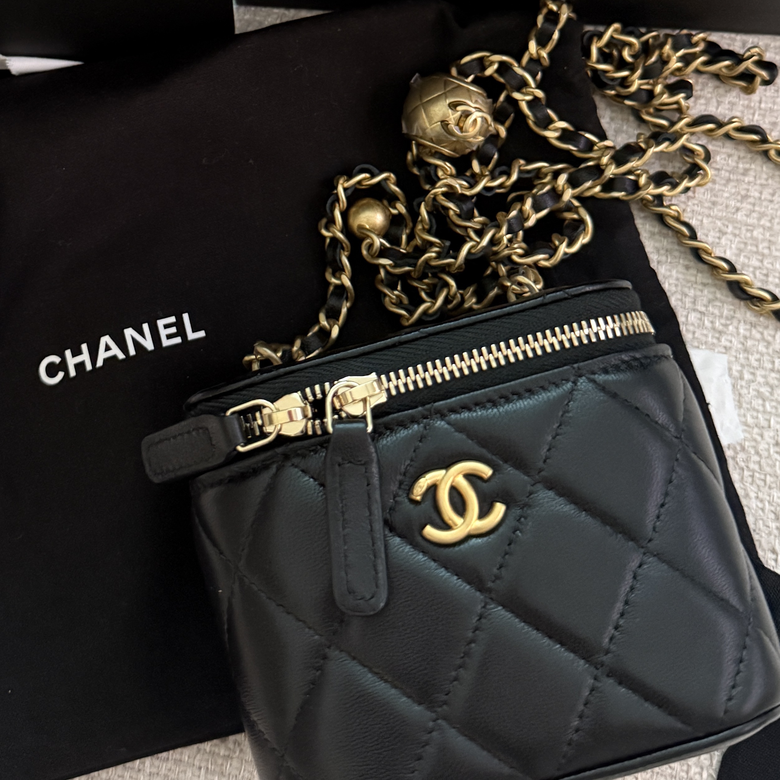 Chanel Small Vanity With Chain Lambskin & Gold Black (Inside Mirror) 착용 스타일
