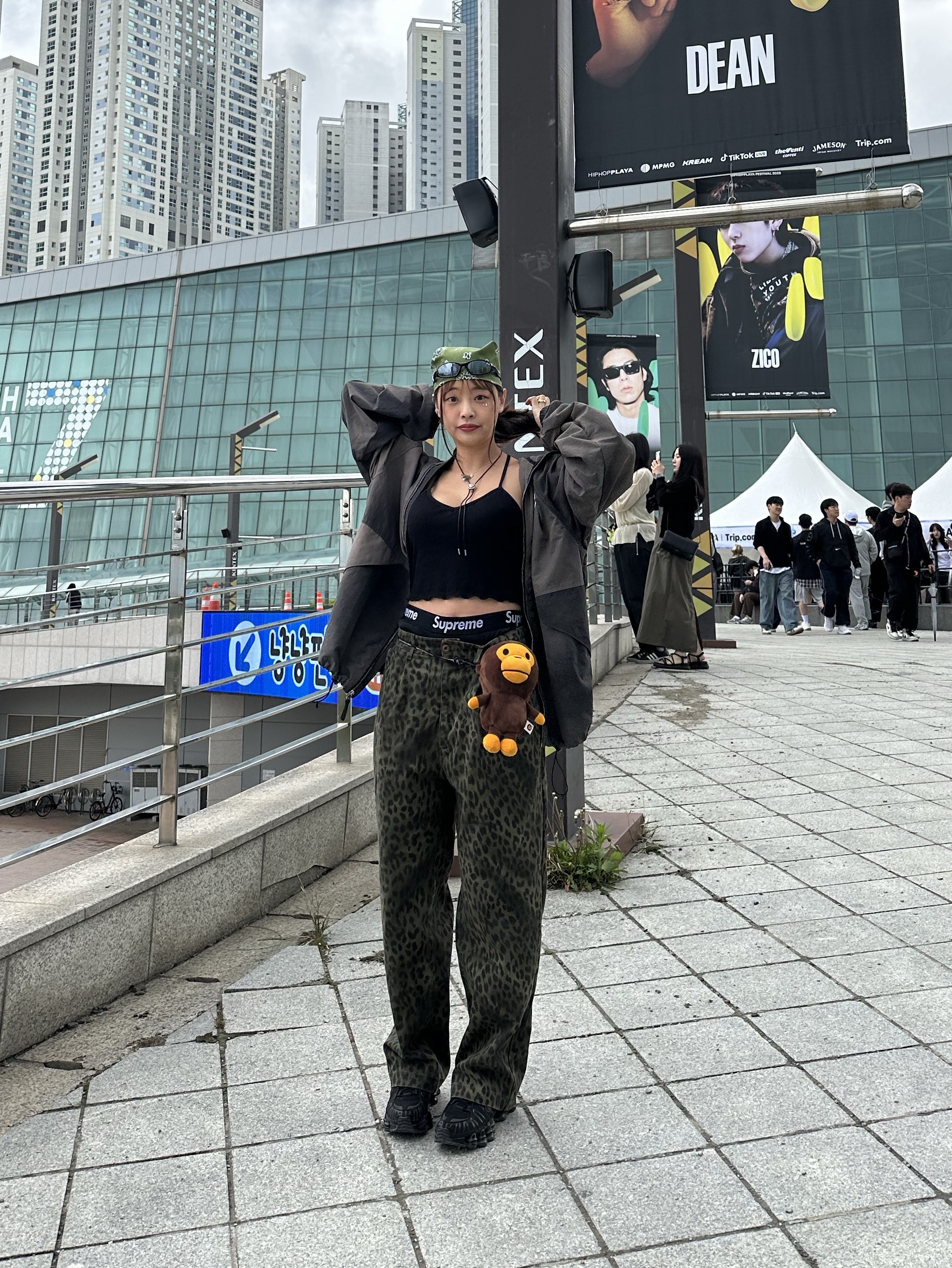 BAPE Baby Milo Mobile Bag Brown, (W) Nike Shox TL Black and Max Orange 착용 스타일 - 2