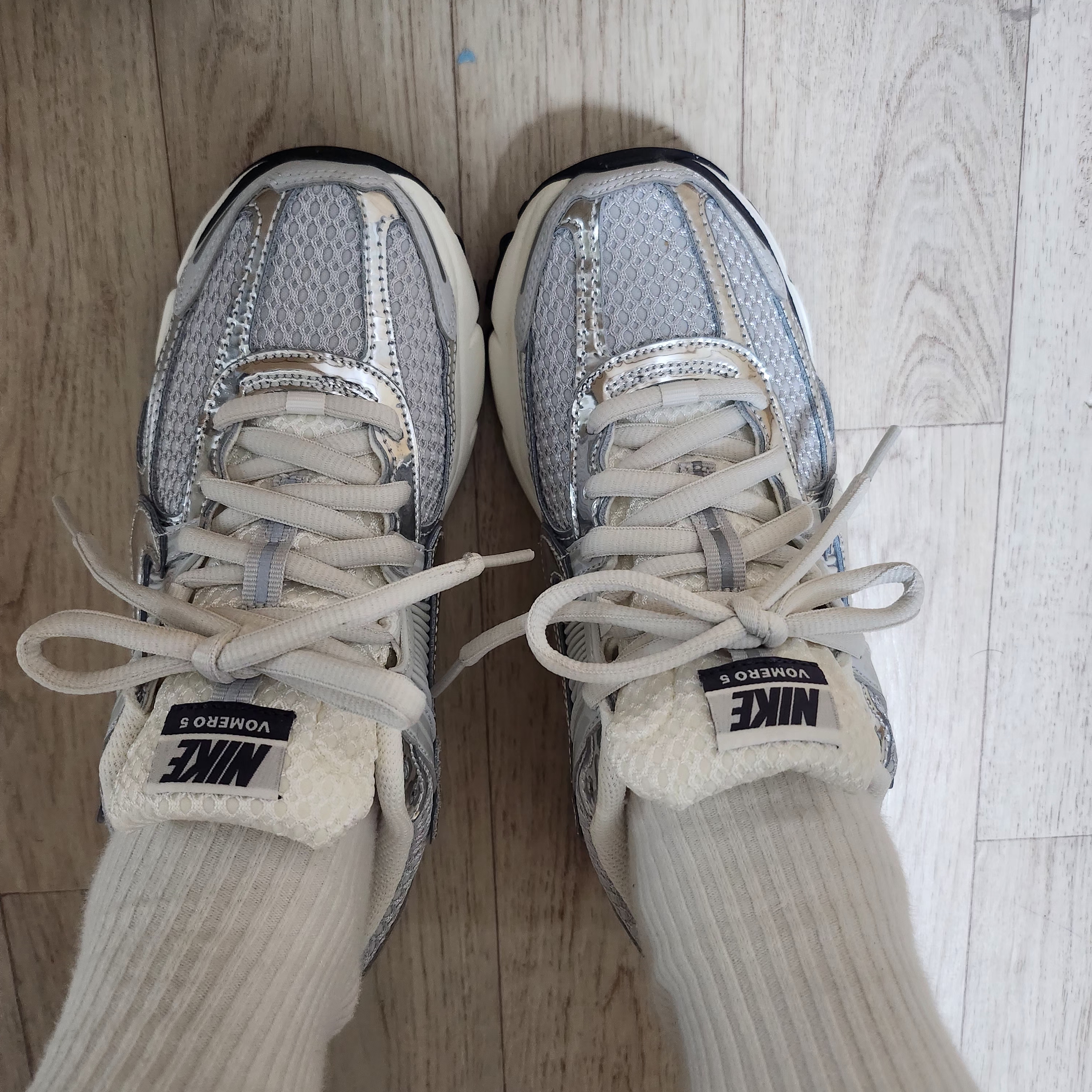 (W) Nike Zoom Vomero 5 Photon Dust and Metallic Silver 착용 스타일 - 4