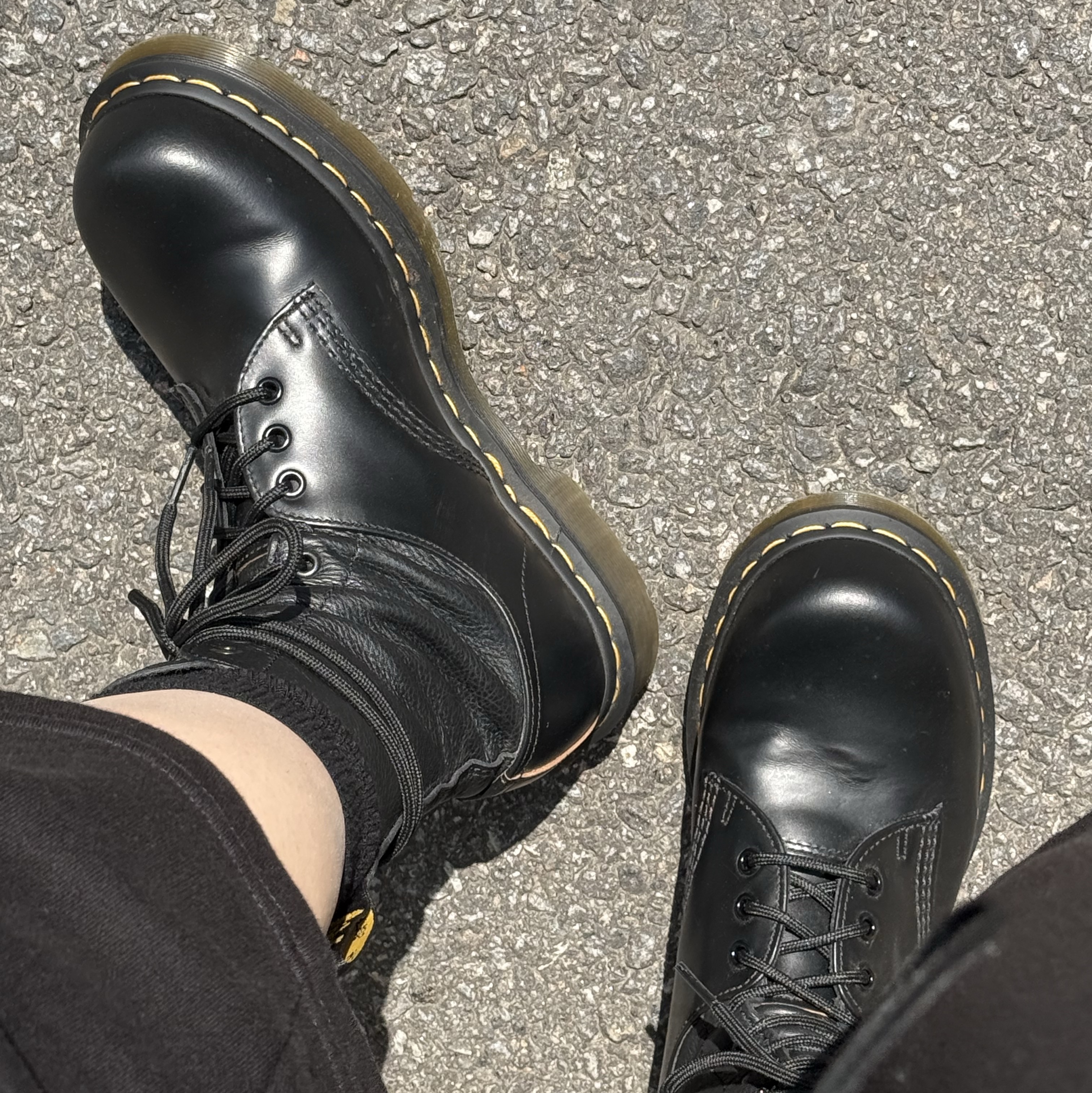 Dr. Martens x MM6 Maison Margiela 1490/1461 Twist Vintage Smooth Virginia Black 착용 스타일 - 2