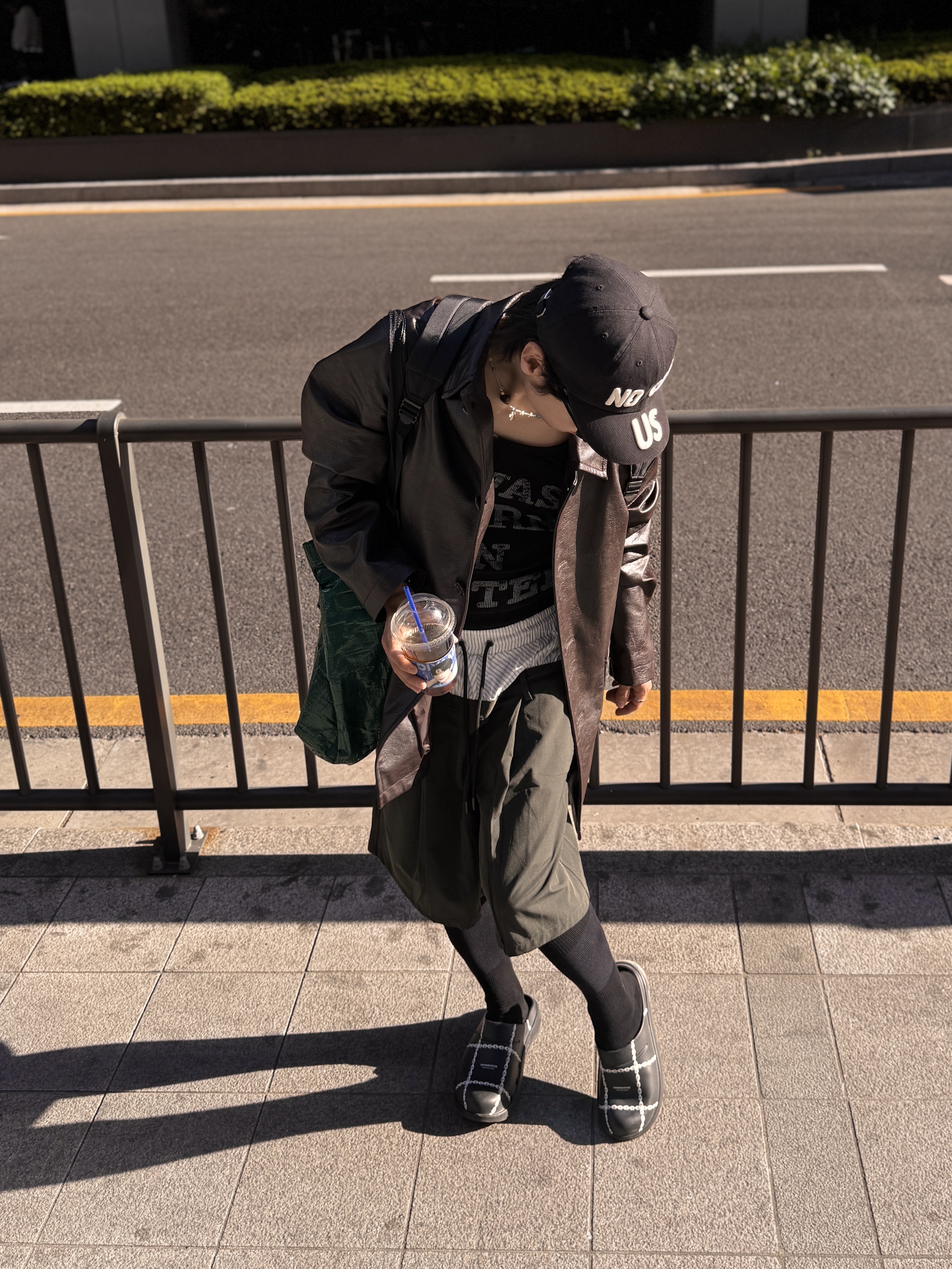 Oofos x Undercover Clog Black, CDG Backpack Black 착용 스타일 - 2