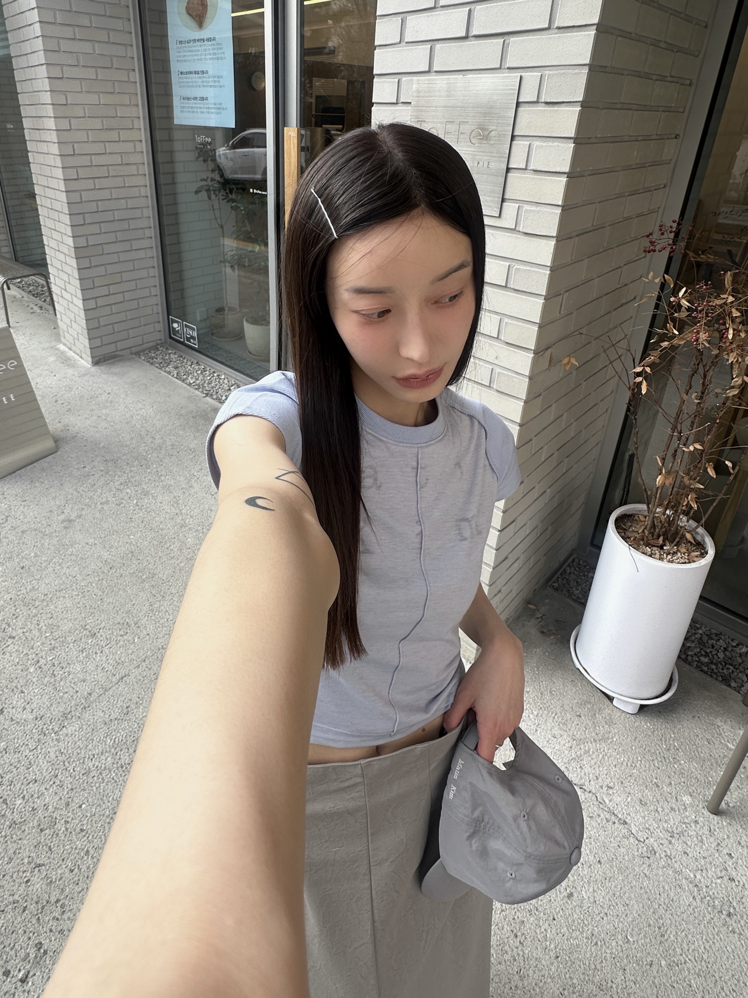 Nike Shox R4 PRM Light Iron Ore and Phantom, Arc'teryx Granville Crossbody Bag Black 착용 스타일 - 3