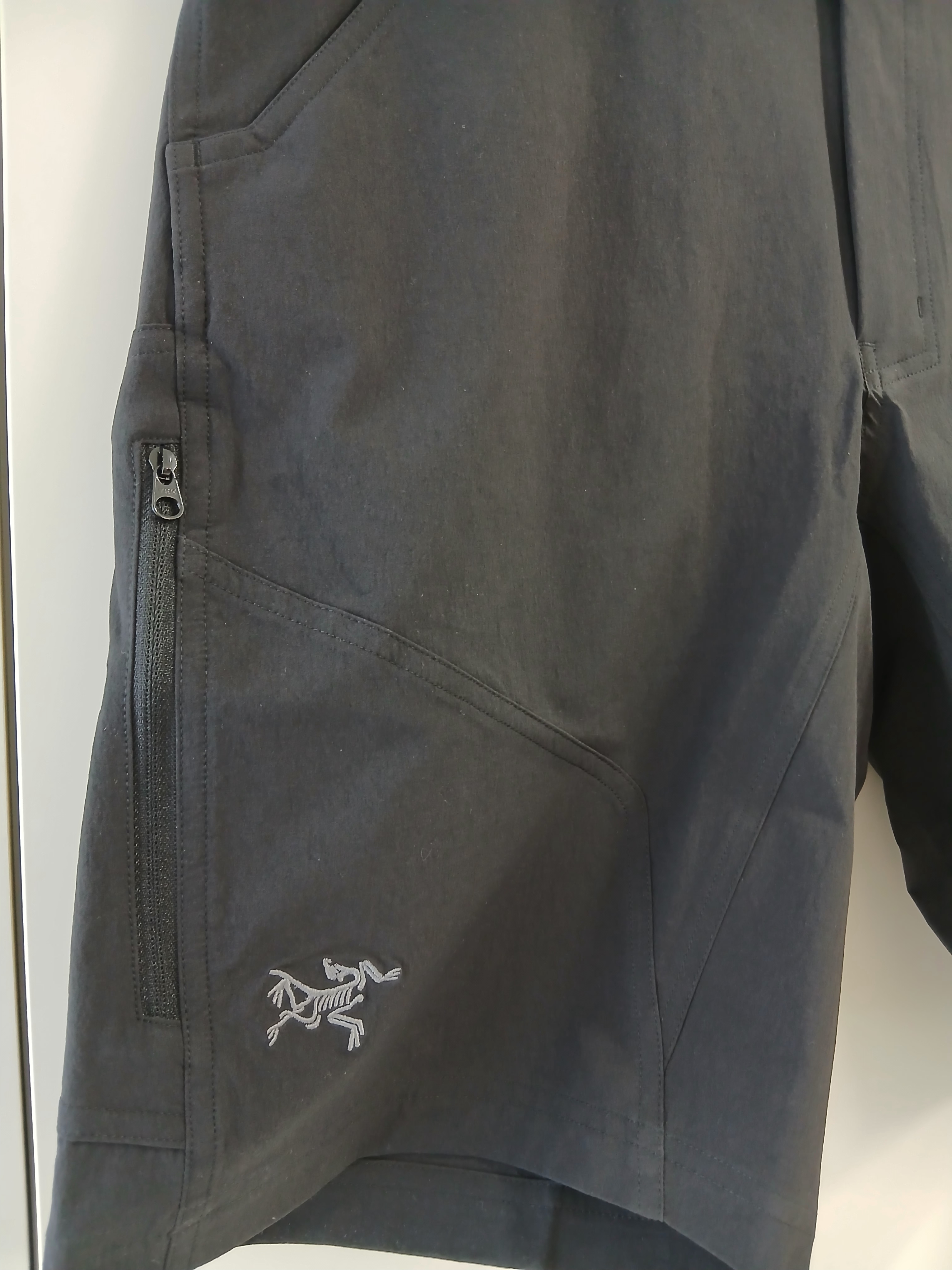 Arc'teryx Cronin Shorts 11 Inch Black 착용 스타일 - 5
