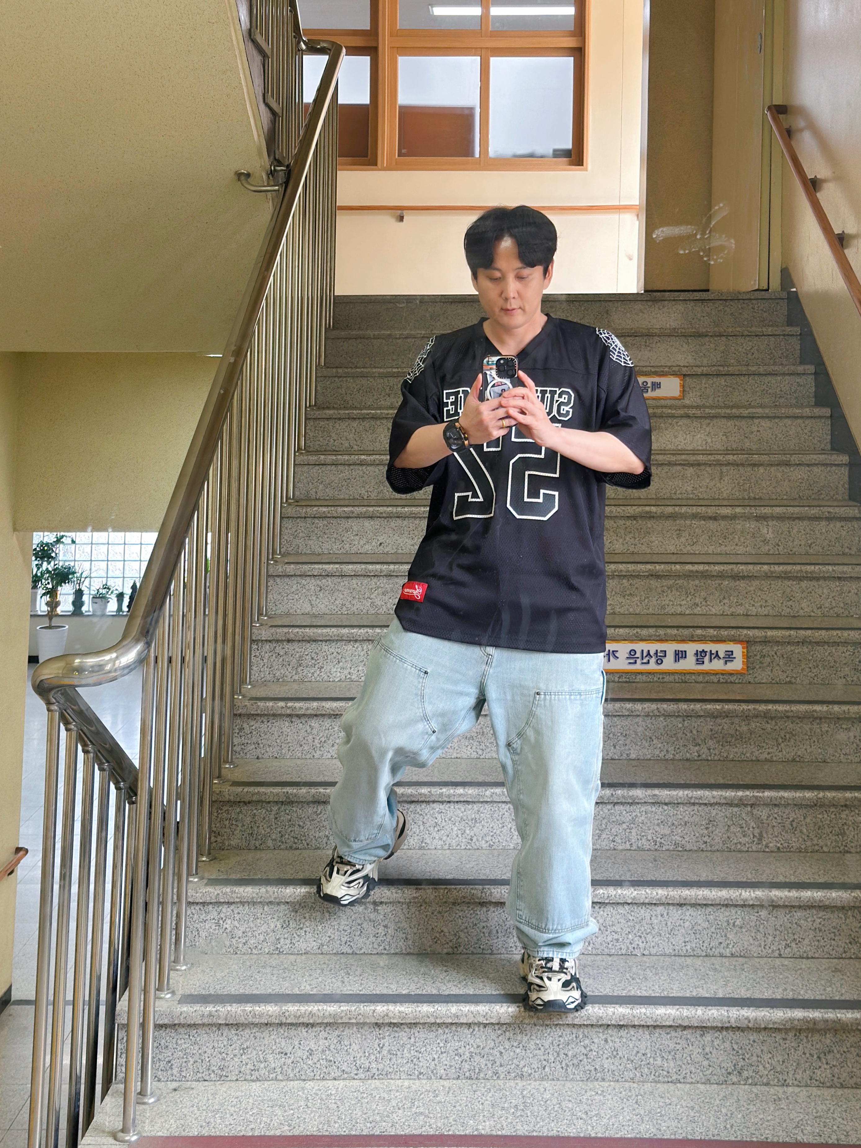 Supreme Spiderweb Football Jersey Black - 24SS, Supreme Hanes Boxer Briefs White (4 Pack) 착용 스타일 - 1