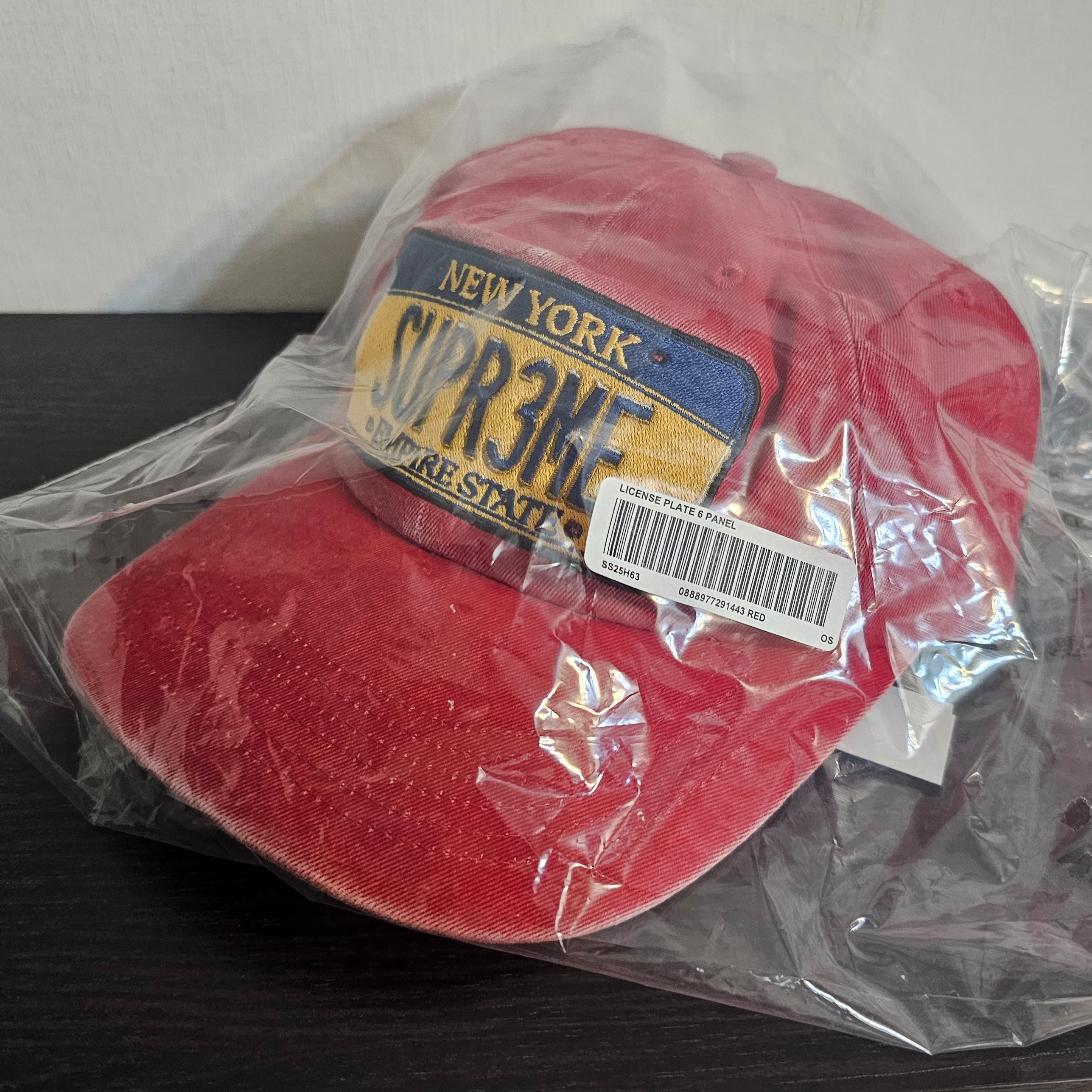 Supreme License Plate 6-Panel Red - 25SS 착용 스타일