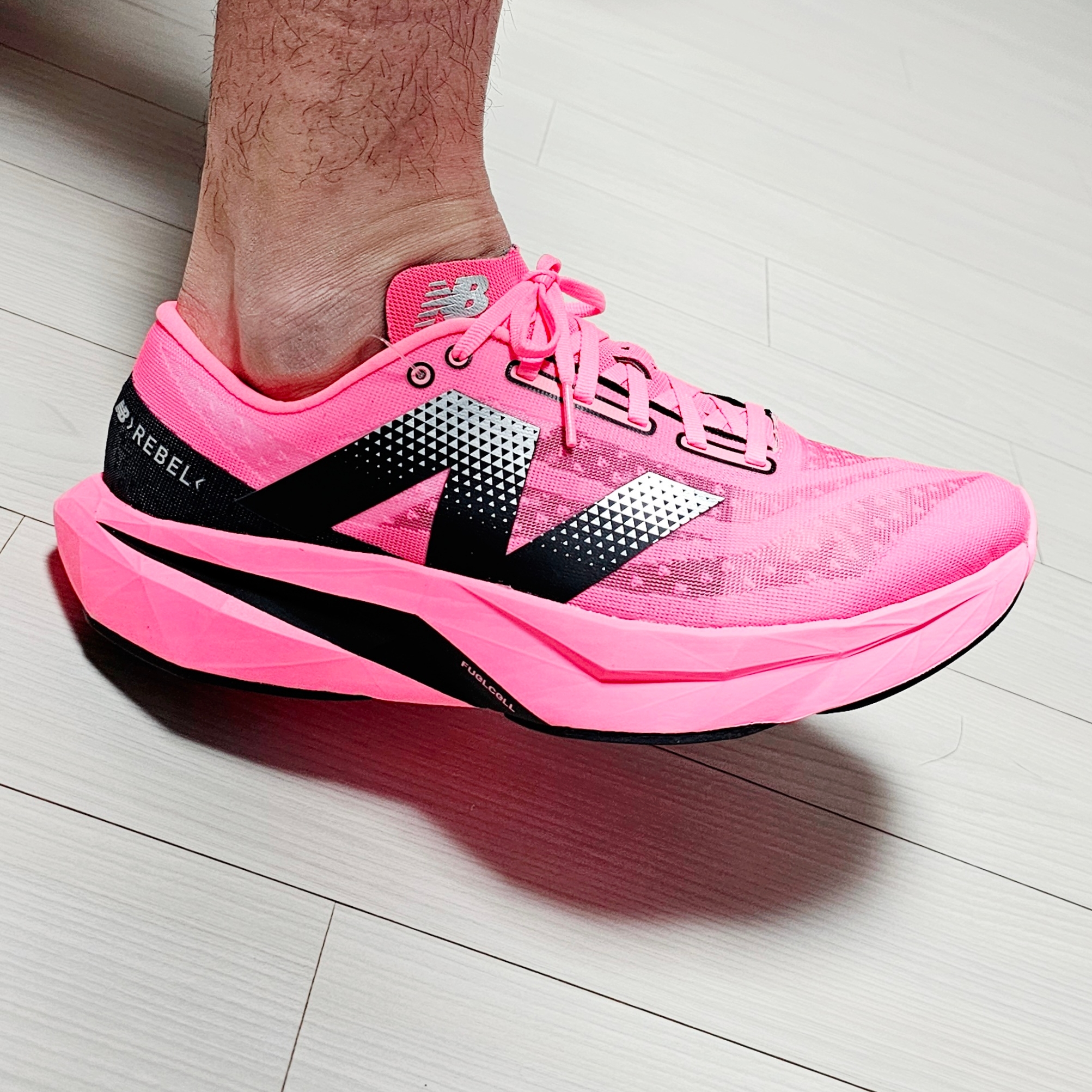 New Balance Fuelcell Rebel v4 Ultra Pink Black - D Standard 착용 스타일