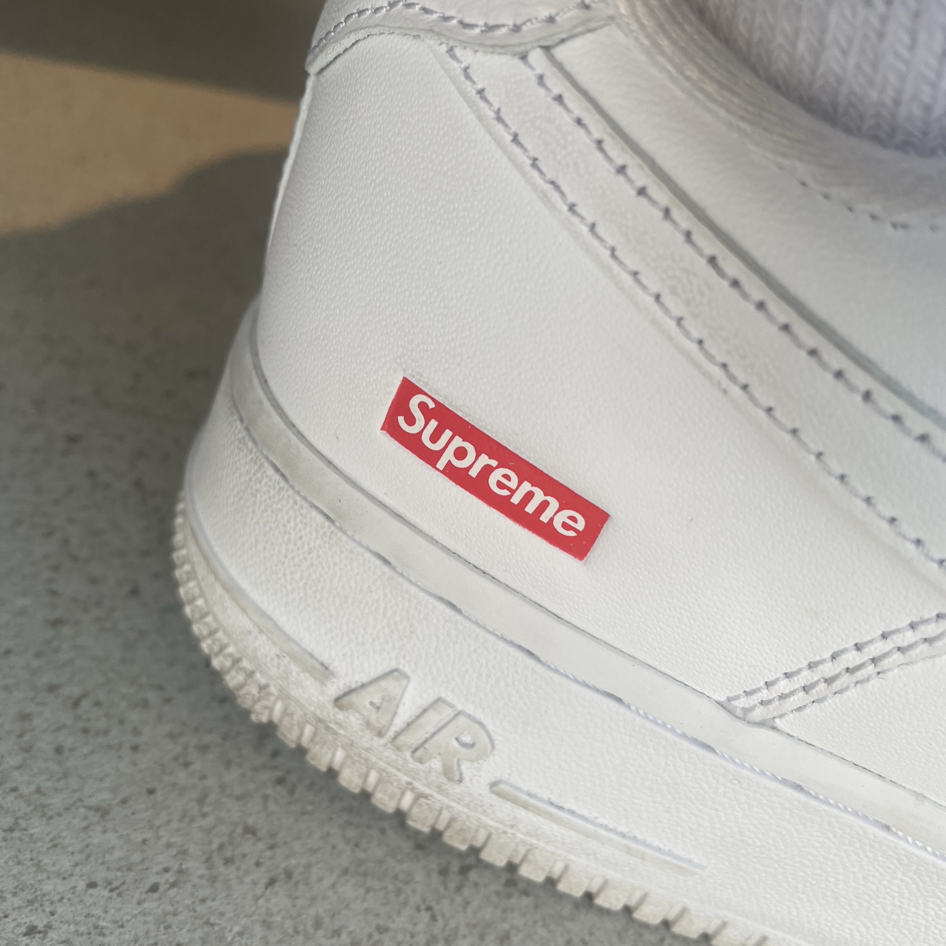 Nike x Supreme Air Force 1 Low White 착용 스타일 - 1