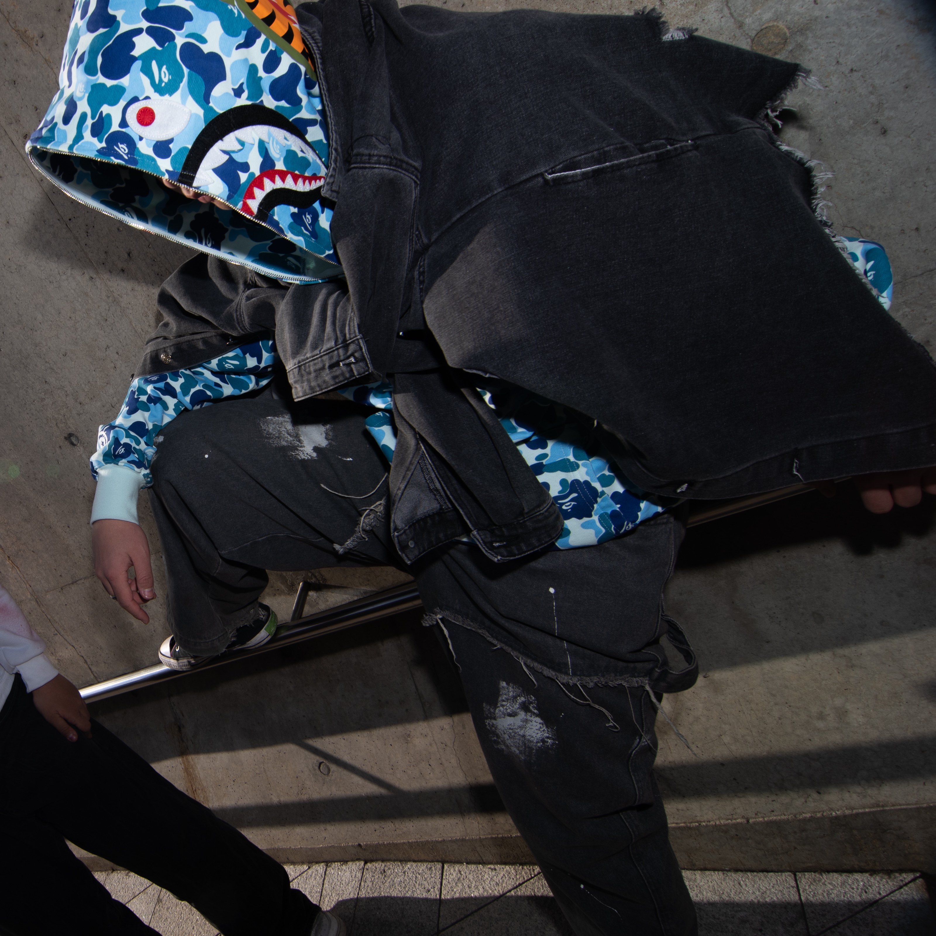BAPE ABC Camo Shark Full Zip Hoodie Blue 착용 스타일 - 3