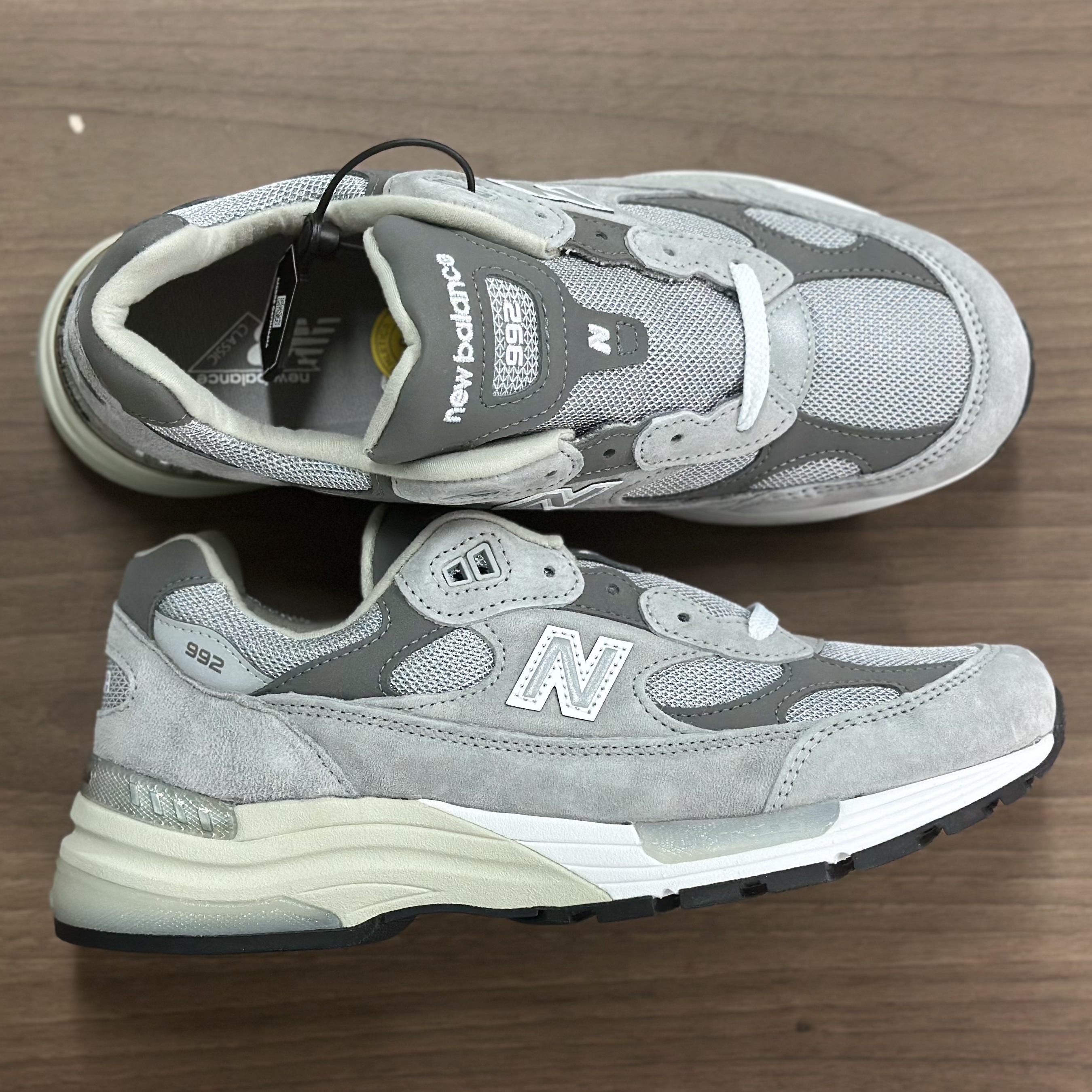 New Balance 992 Made in USA Core Grey Silver Metallic 착용 스타일 - 2