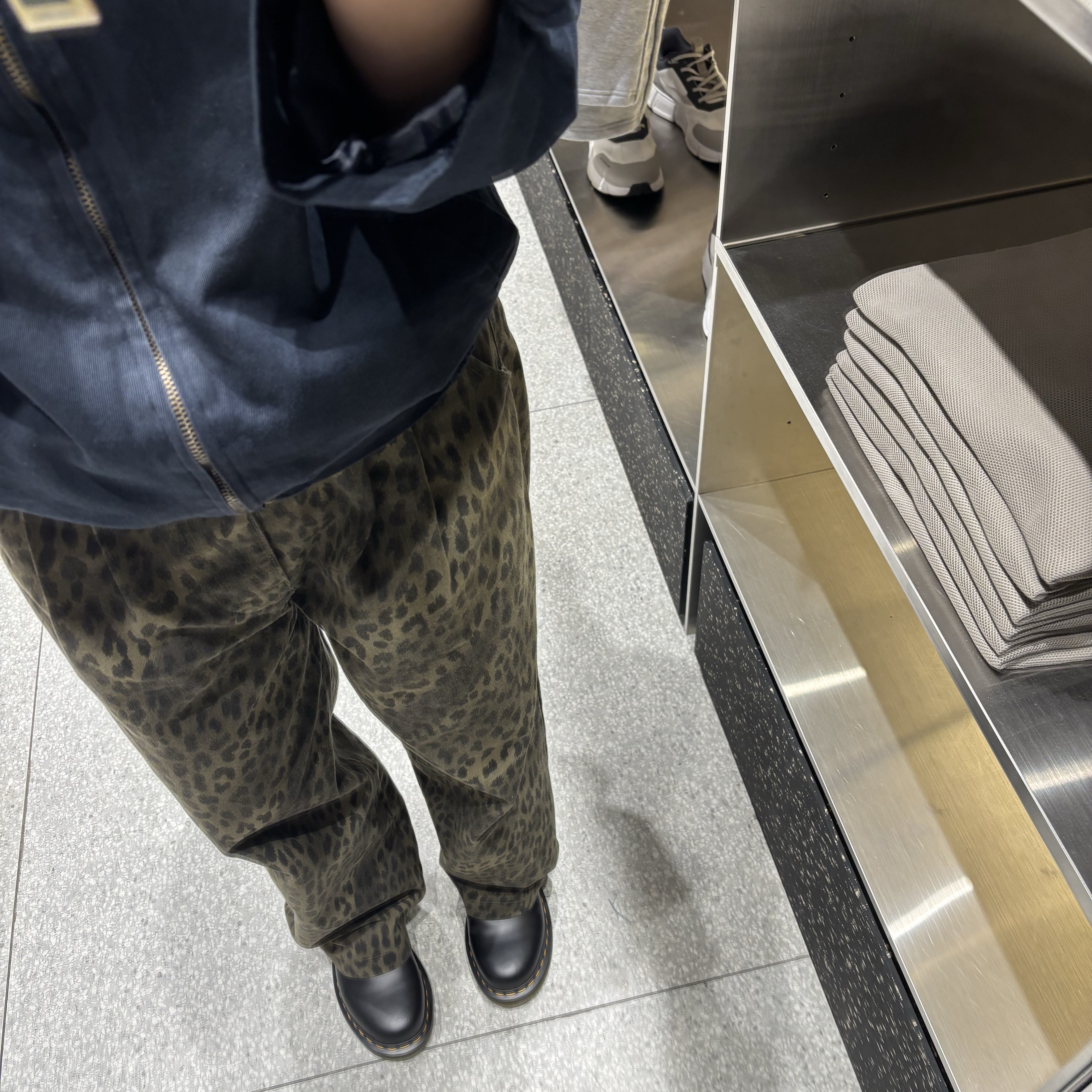 ersco Leopard Baggy Trousers Khaki, Dr. Martens 1461 Smooth Black 착용 스타일