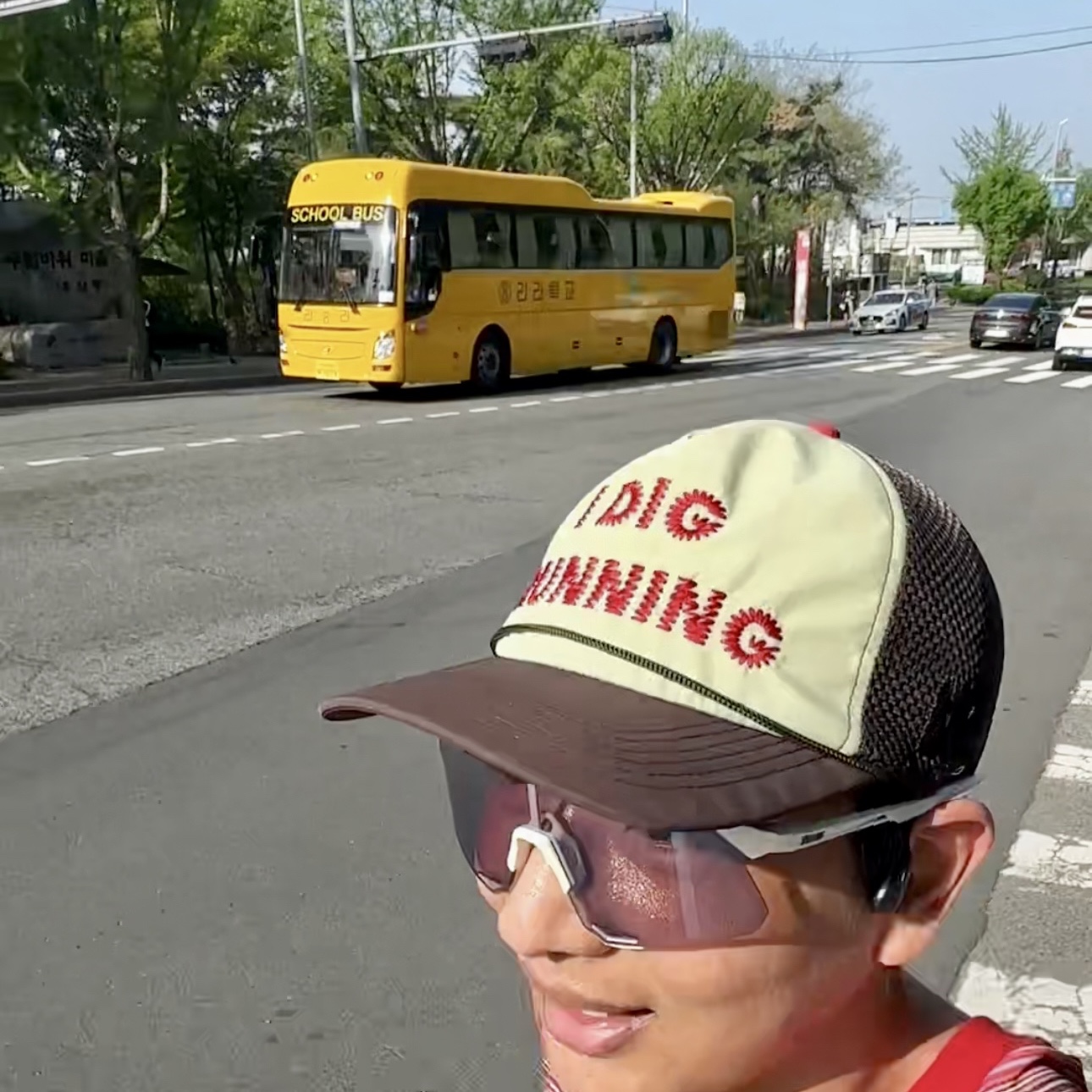 Alex Zono Marathon Vest Sunset, Alex Zono I Dig Running Trucker Hat OG Brown 착용 스타일 - 6