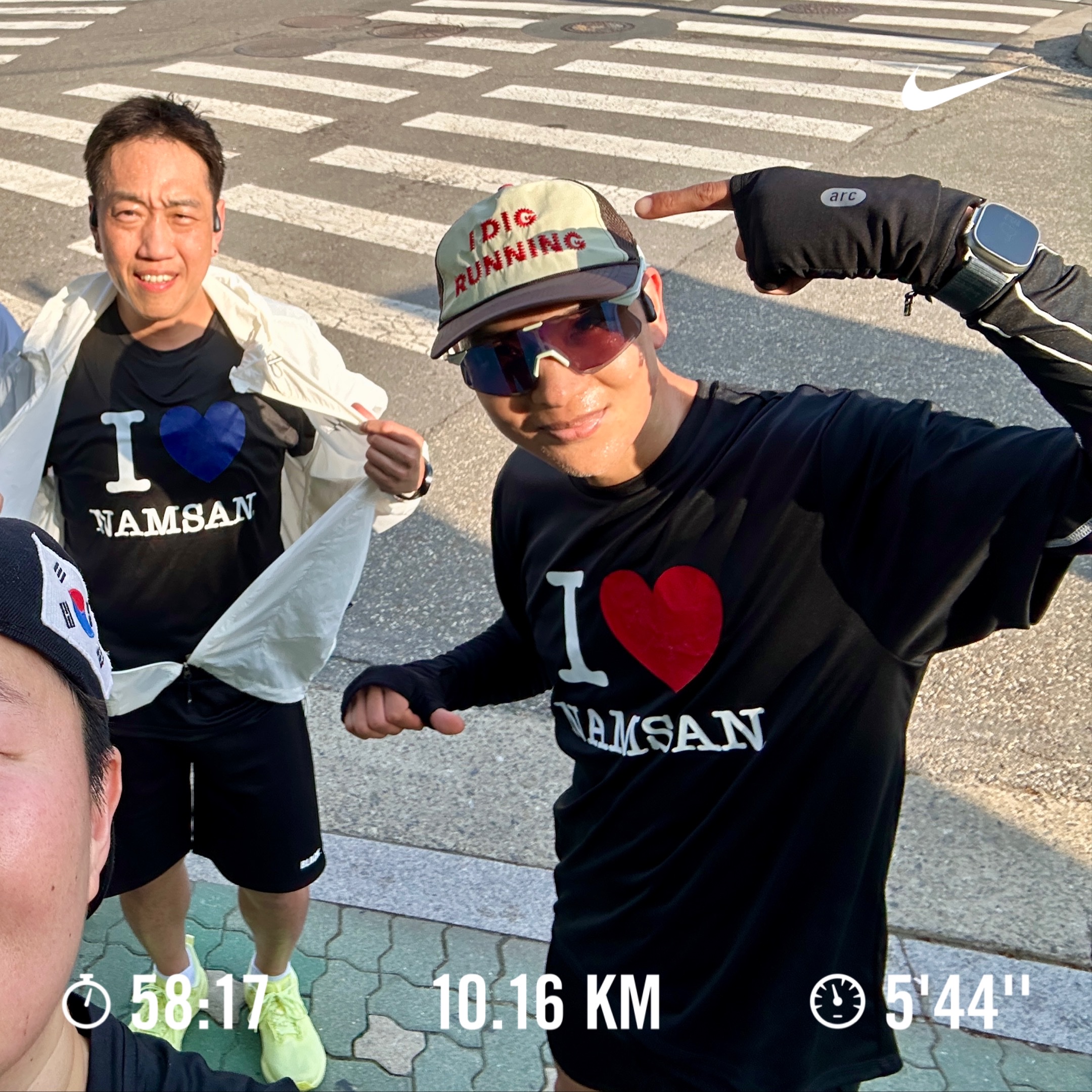 Alex Zono I Dig Running Trucker Hat OG Brown, Asics Novablast 5 Lite Show Huddle Yellow 착용 스타일