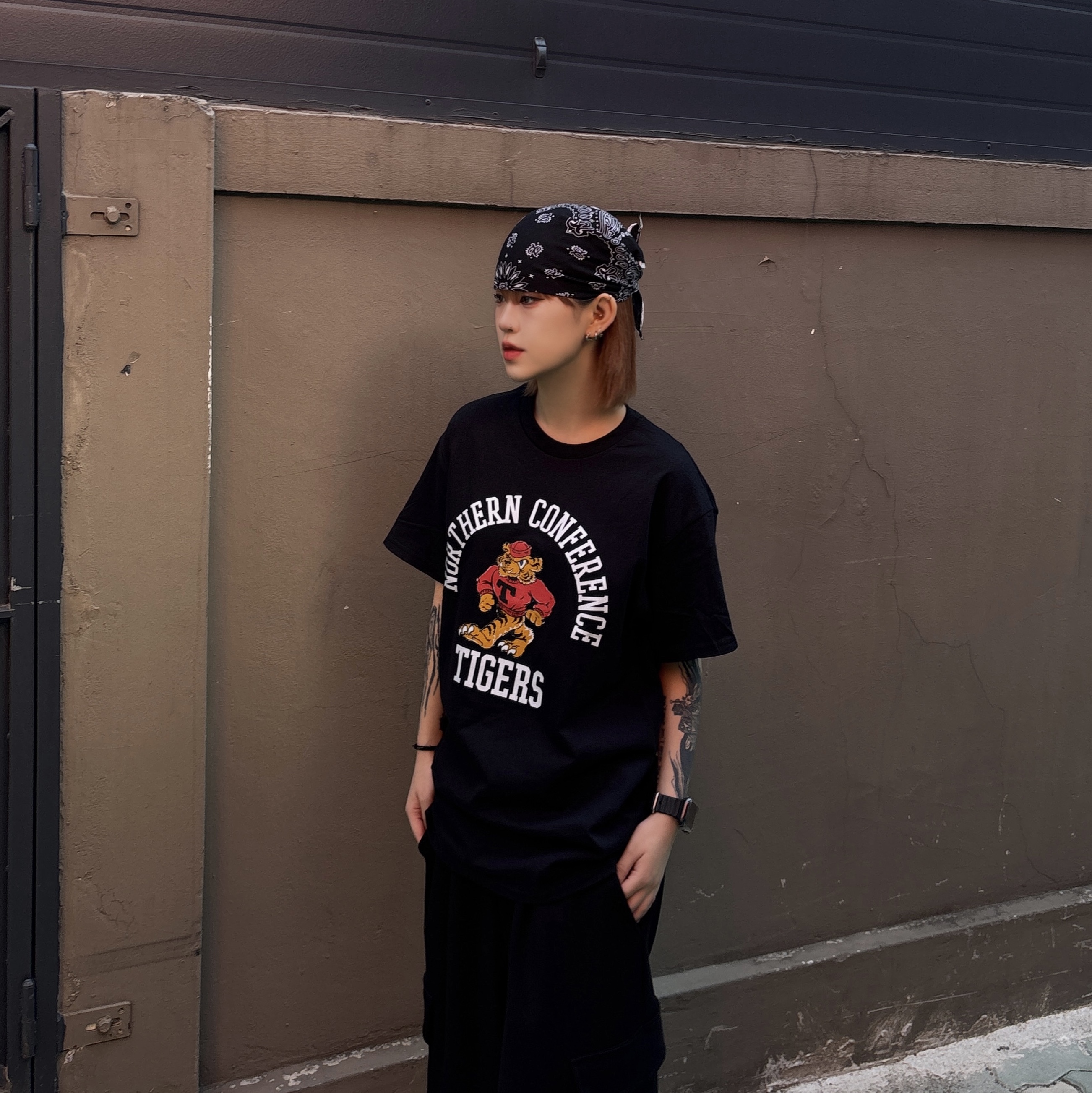 Gildan X American Collection Tiger T-Shirt Black 착용 스타일 - 5