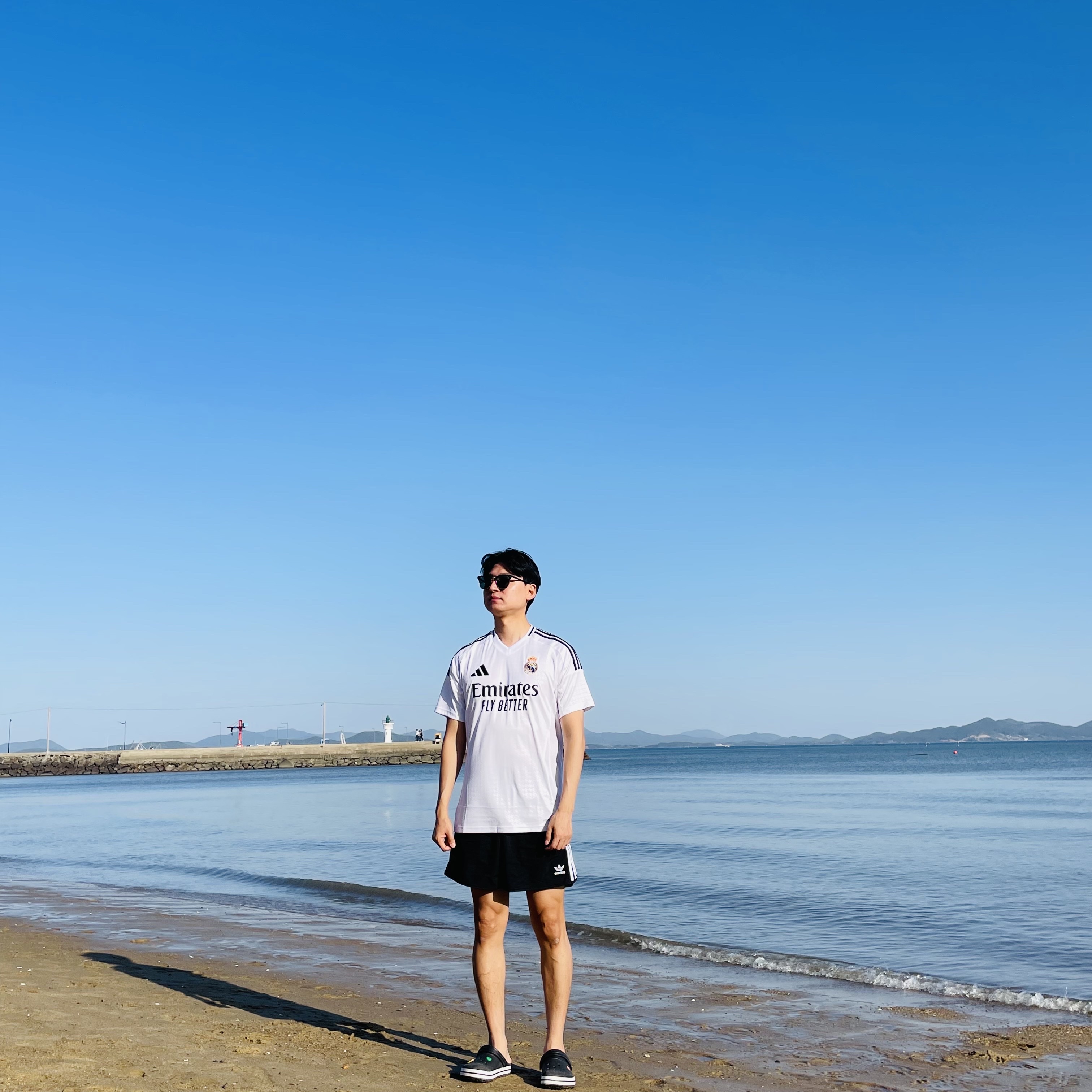 Adidas Adicolor Classic Sprinter Shorts Black - US Sizing, Adidas Real Madrid 2024/25 Home Jersey White - KR Sizing (Non Marking Ver.) 착용 스타일