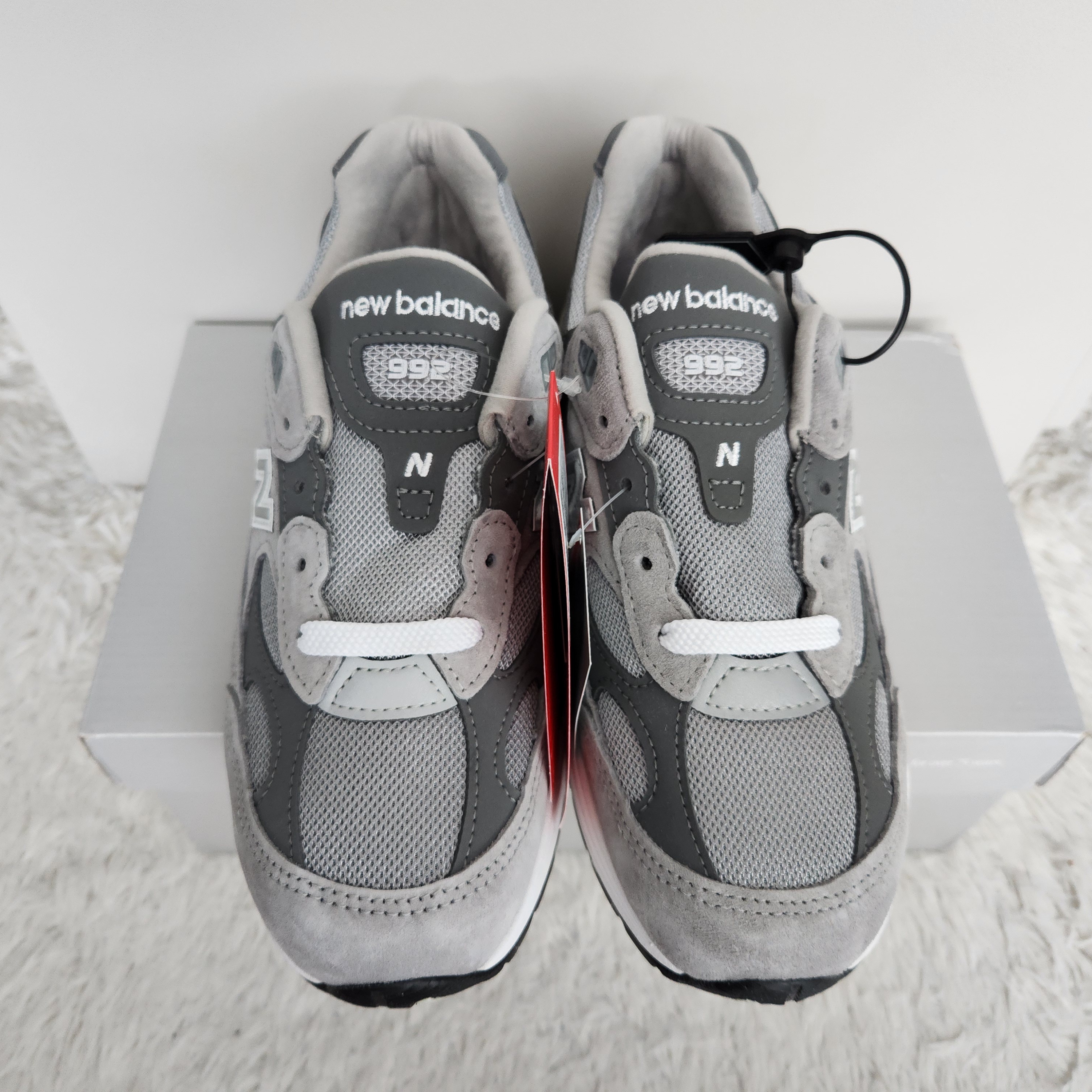 New Balance 992 Made in USA Core Grey Silver Metallic 착용 스타일