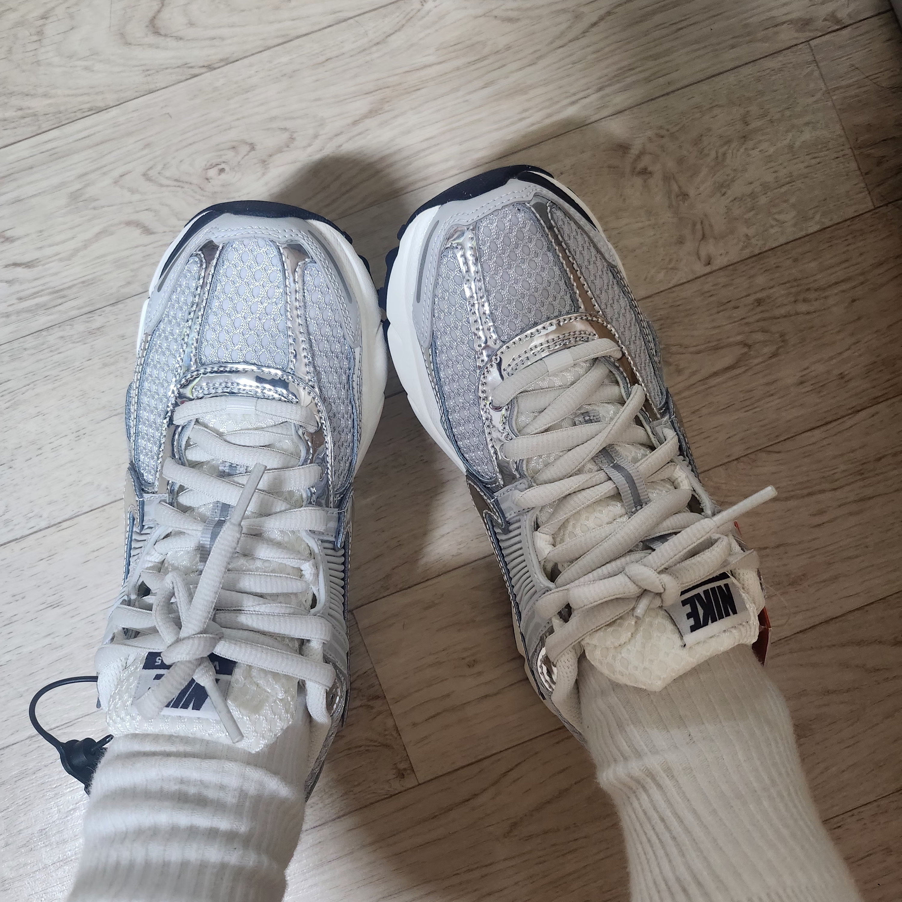 (W) Nike Zoom Vomero 5 Photon Dust and Metallic Silver 착용 스타일 - 3